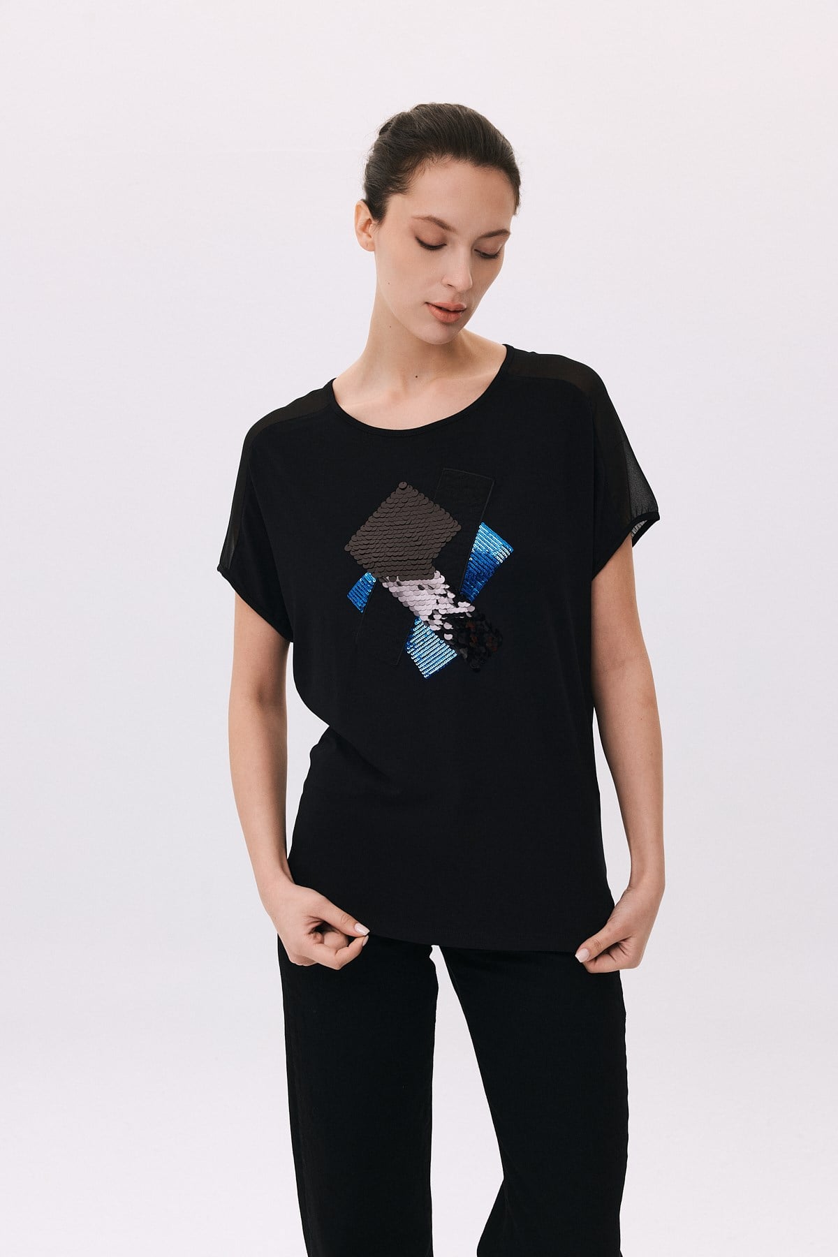 Yuvarlak Yaka Omuzları Şifon Pul Aplikeli T-Shirt