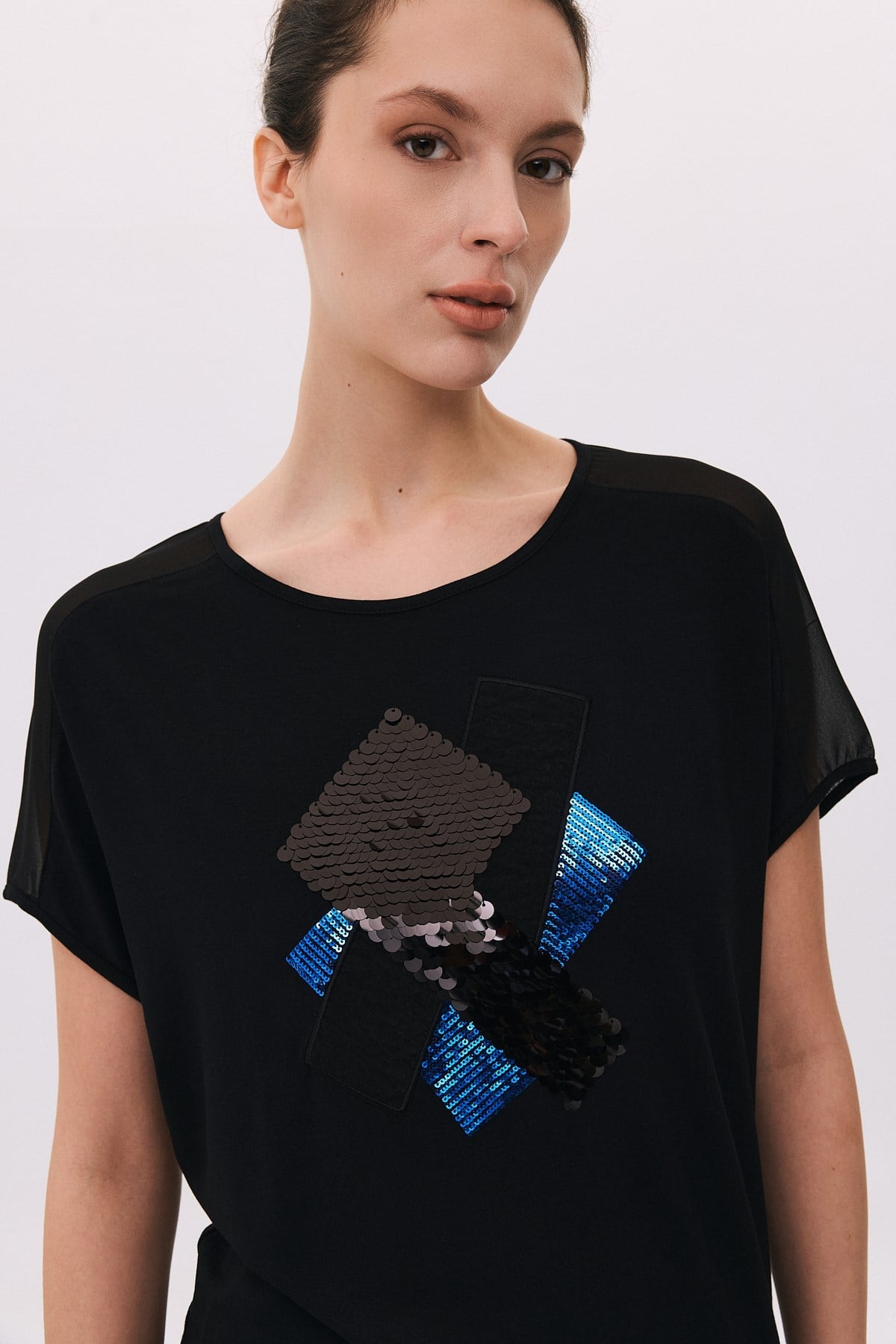 Yuvarlak Yaka Omuzları Şifon Pul Aplikeli T-Shirt