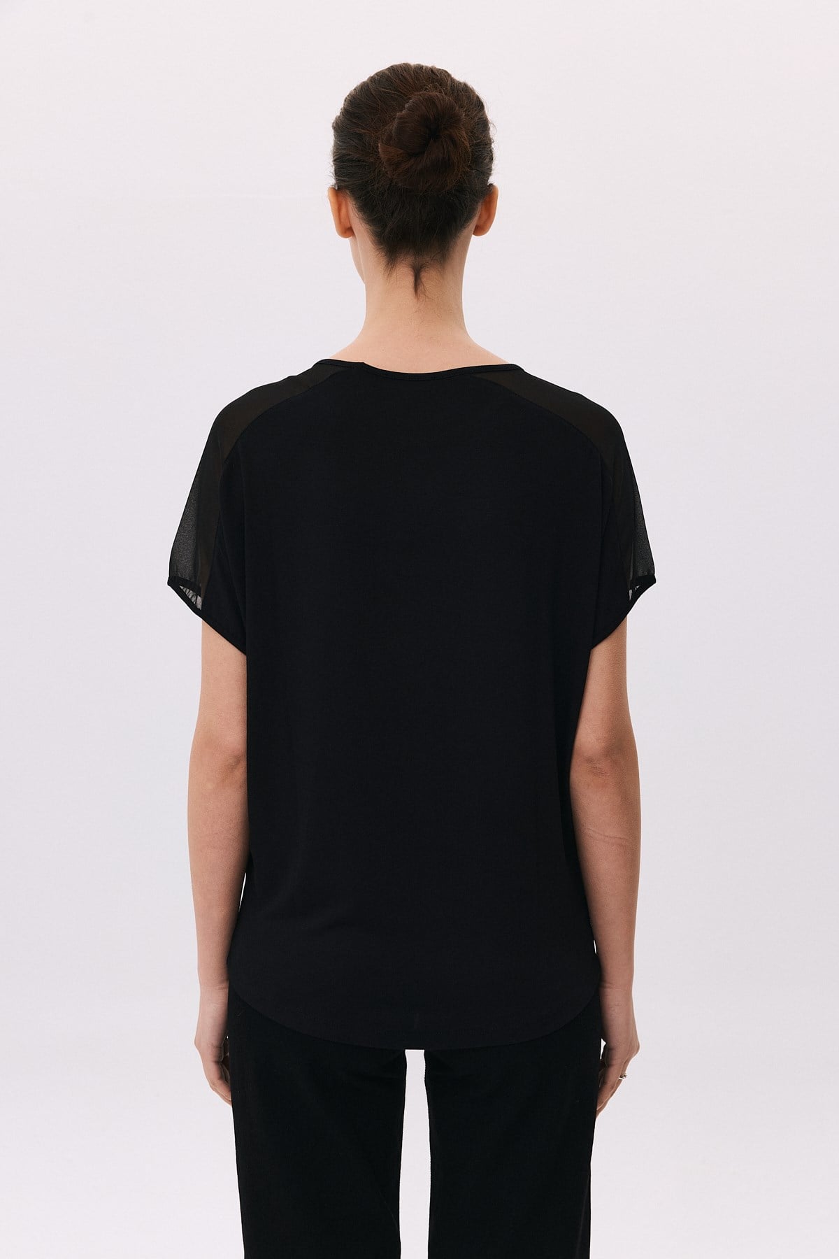 Yuvarlak Yaka Omuzları Şifon Pul Aplikeli T-Shirt
