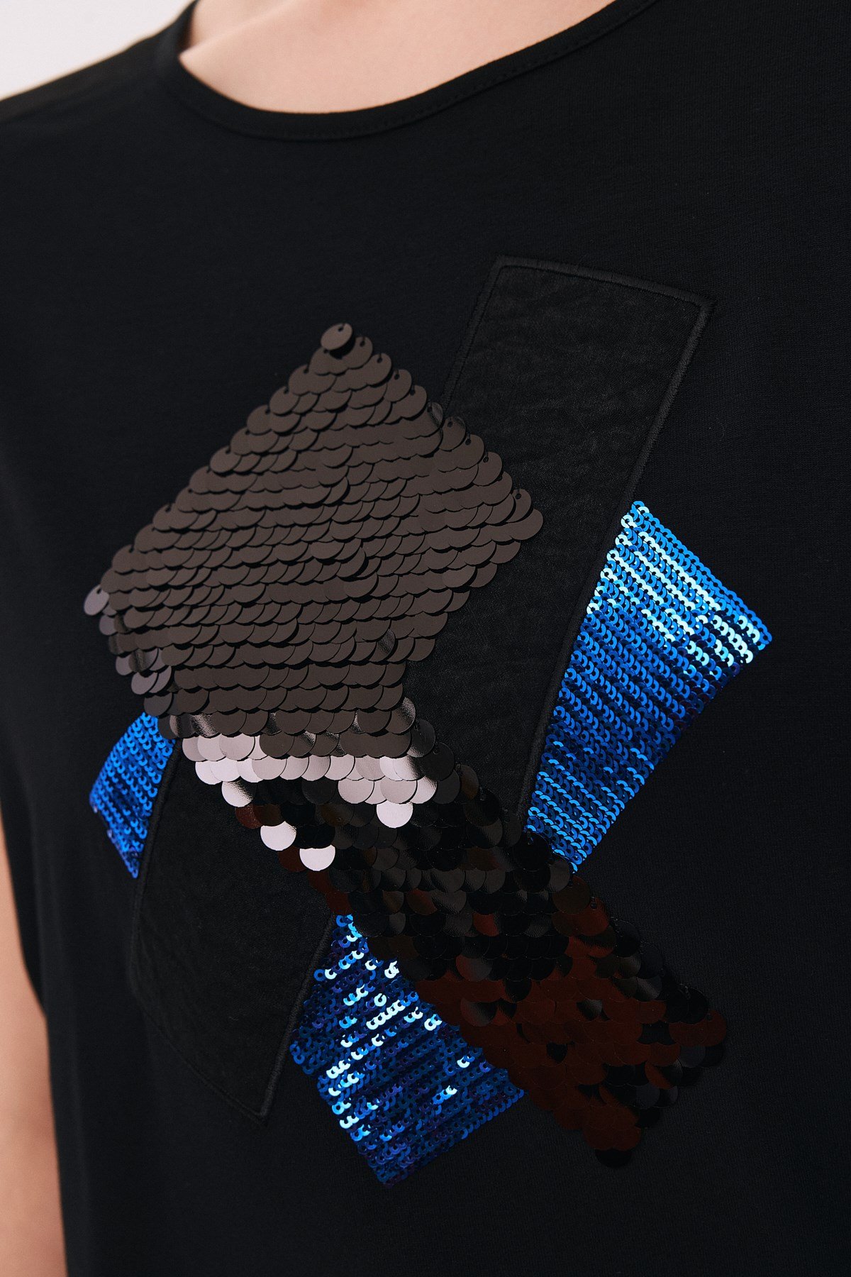 Yuvarlak Yaka Omuzları Şifon Pul Aplikeli T-Shirt