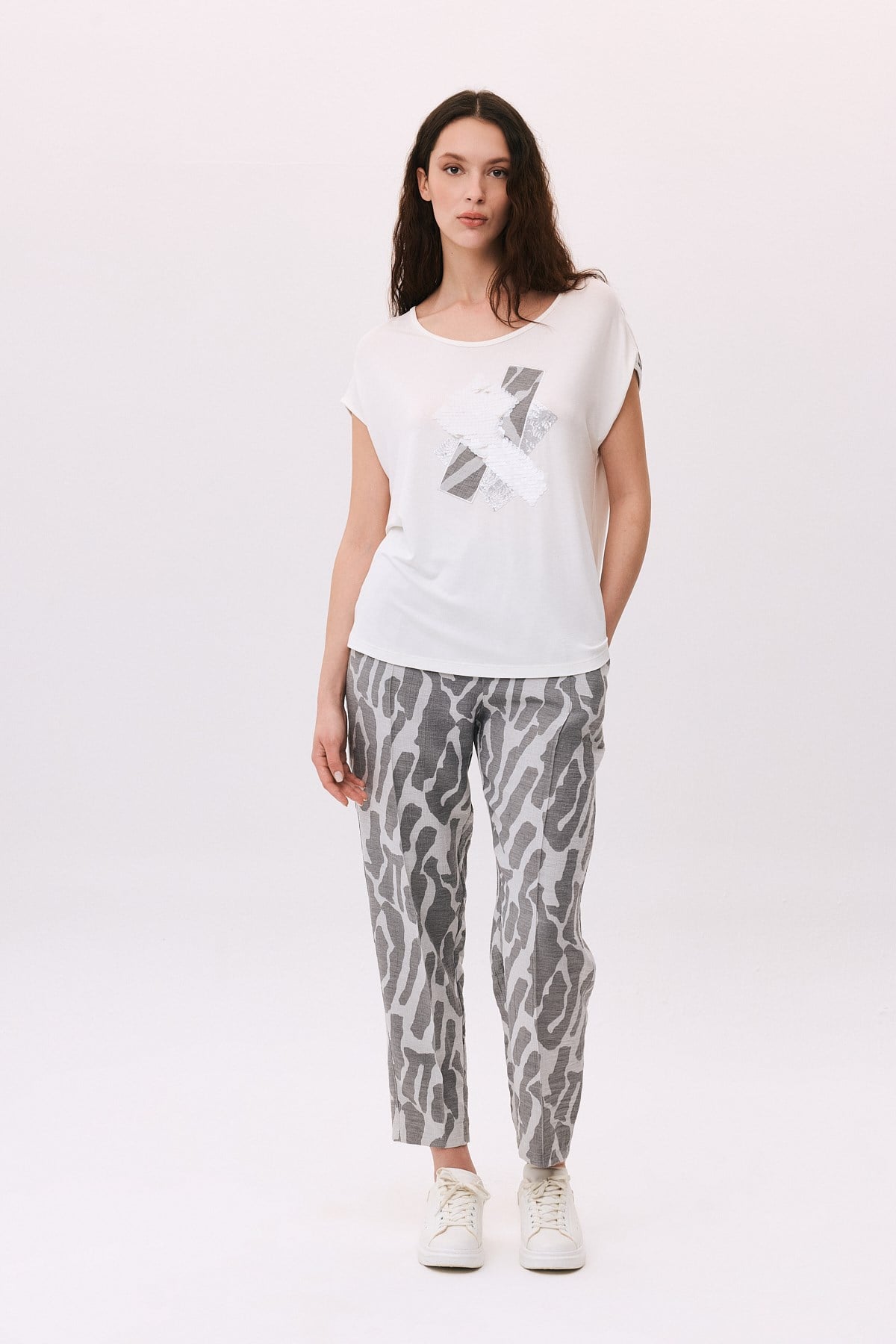 Yuvarlak Yaka Zebra Garnili Pul Aplikeli T-Shirt