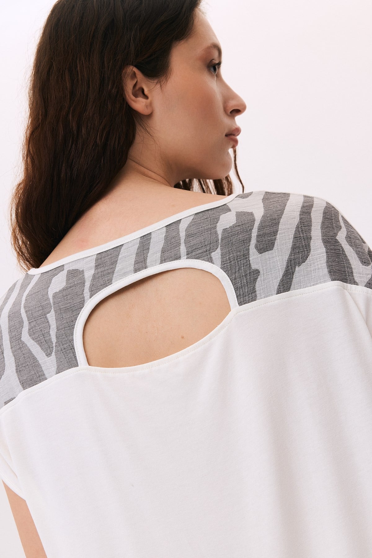 Yuvarlak Yaka Zebra Garnili Pul Aplikeli T-Shirt