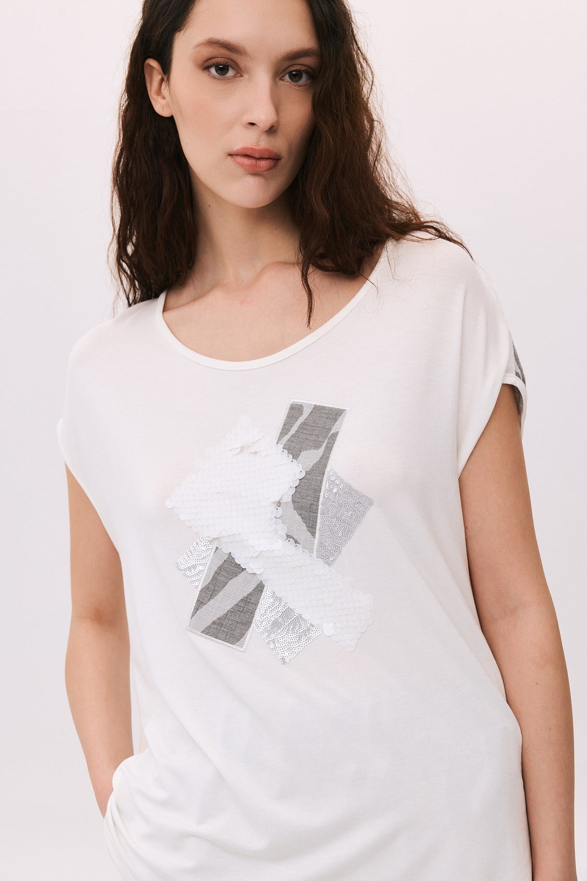 Yuvarlak Yaka Zebra Garnili Pul Aplikeli T-Shirt