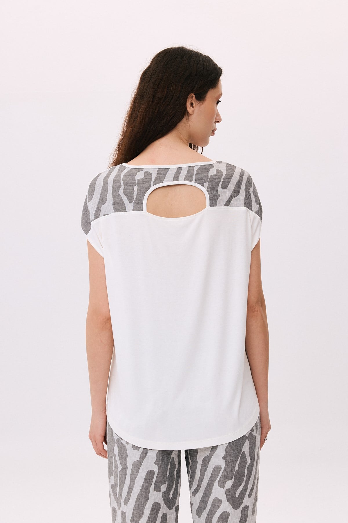 Yuvarlak Yaka Zebra Garnili Pul Aplikeli T-Shirt