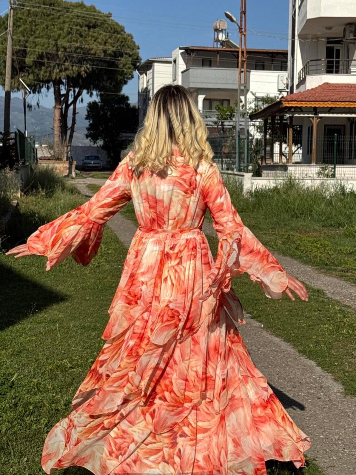 Kolları volanlı katlı şifon elbise 