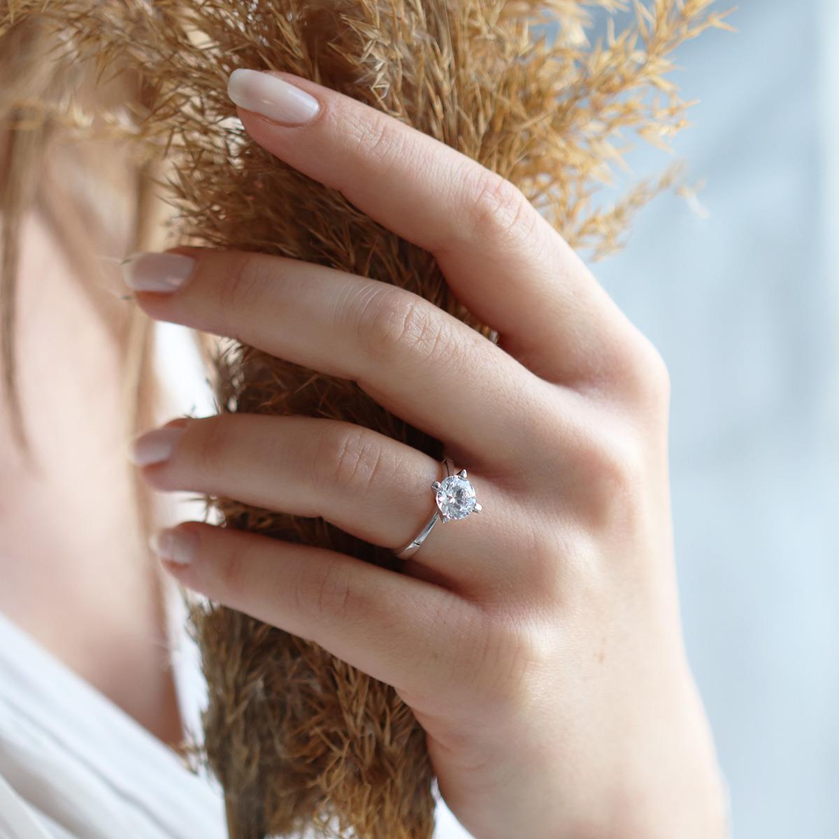 4 Tırnaklı Çapraz Model Tek Taş Starlight Diamond Gümüş Yüzük