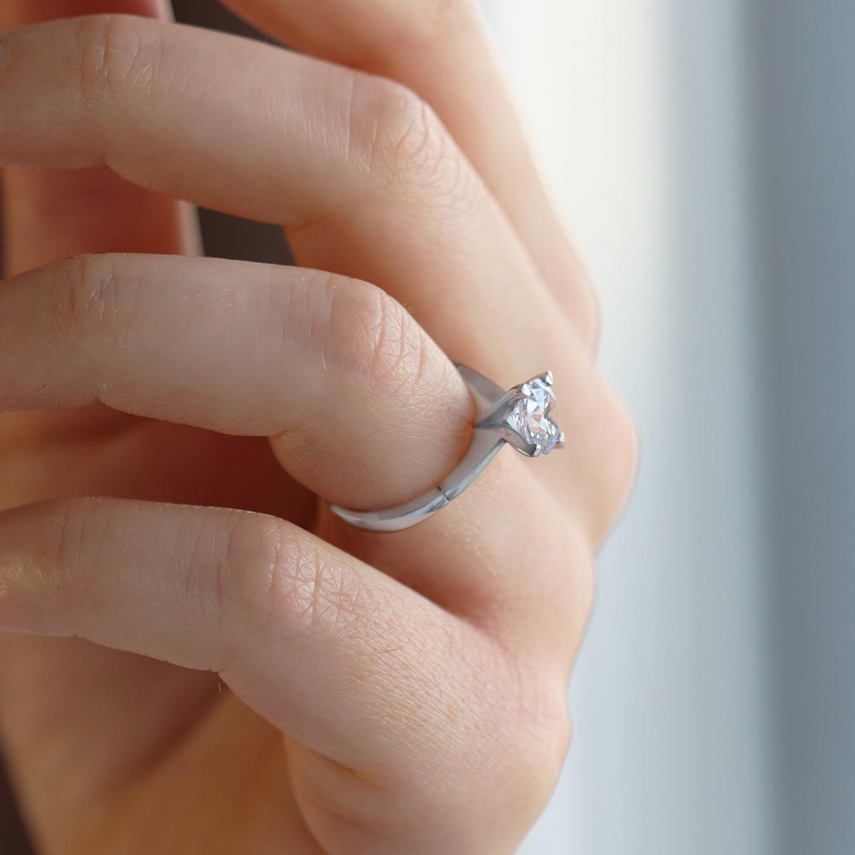 4 Tırnaklı Çapraz Model Tek Taş Starlight Diamond Gümüş Yüzük