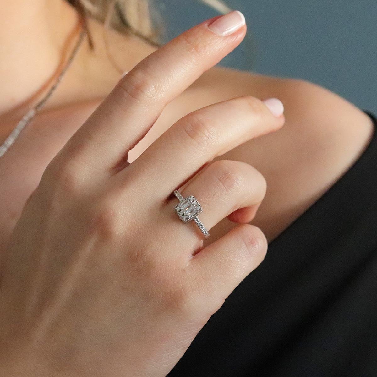 Baget Taşlı Sarkıt Modeli Gümüş Set