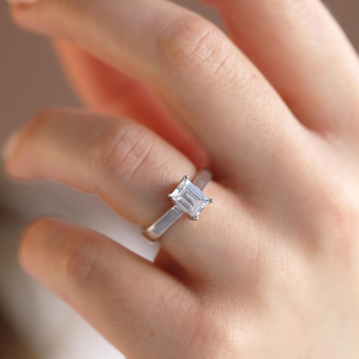 Emerald Kesim Tek Taş Starlight Diamond Gümüş Yüzük