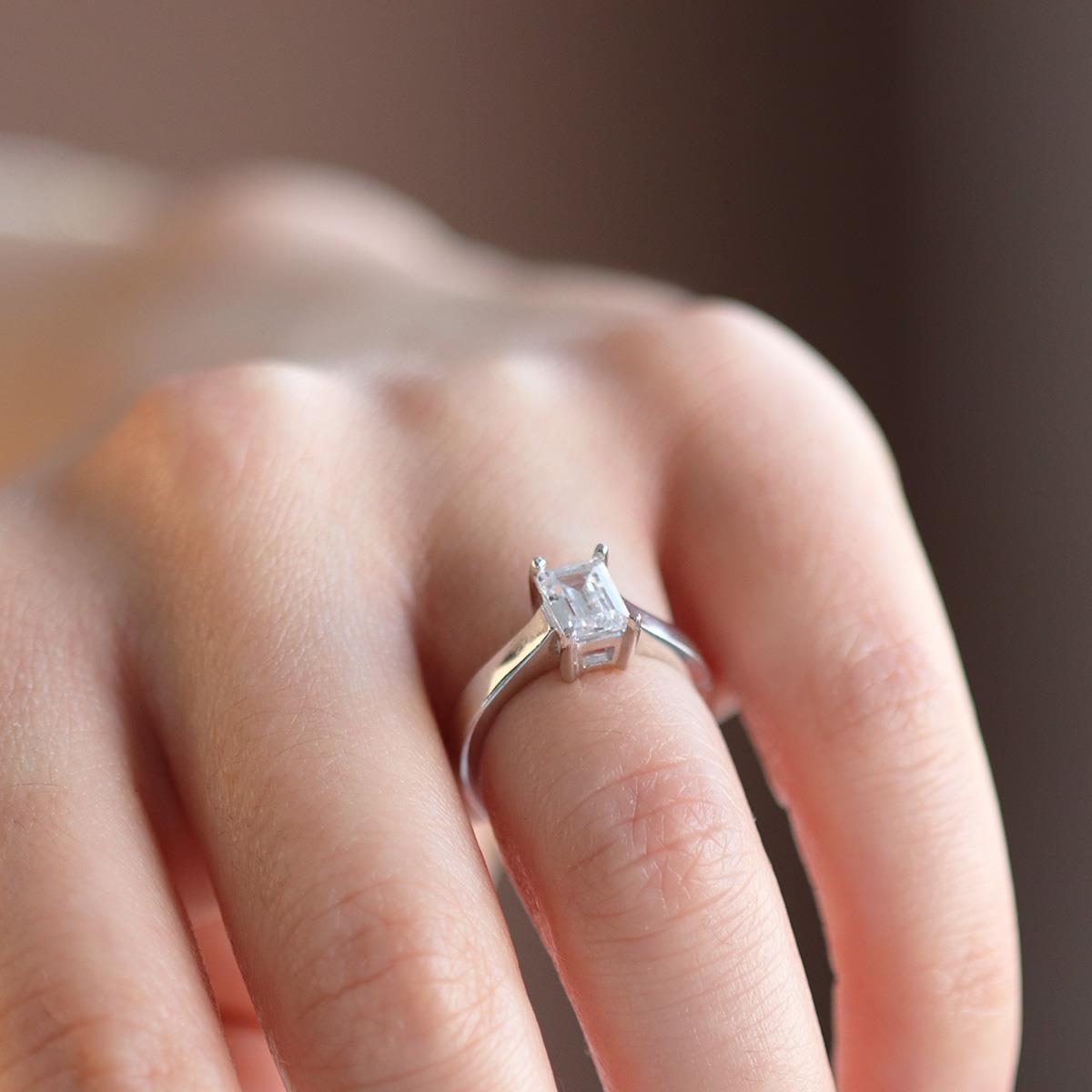 Emerald Kesim Tek Taş Starlight Diamond Gümüş Yüzük