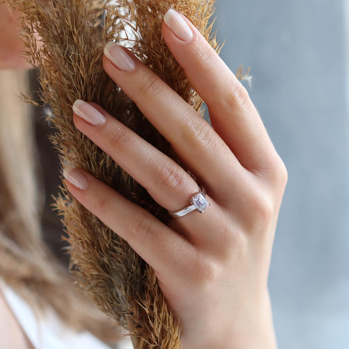 Emerald Kesim Tek Taş Starlight Diamond Gümüş Yüzük