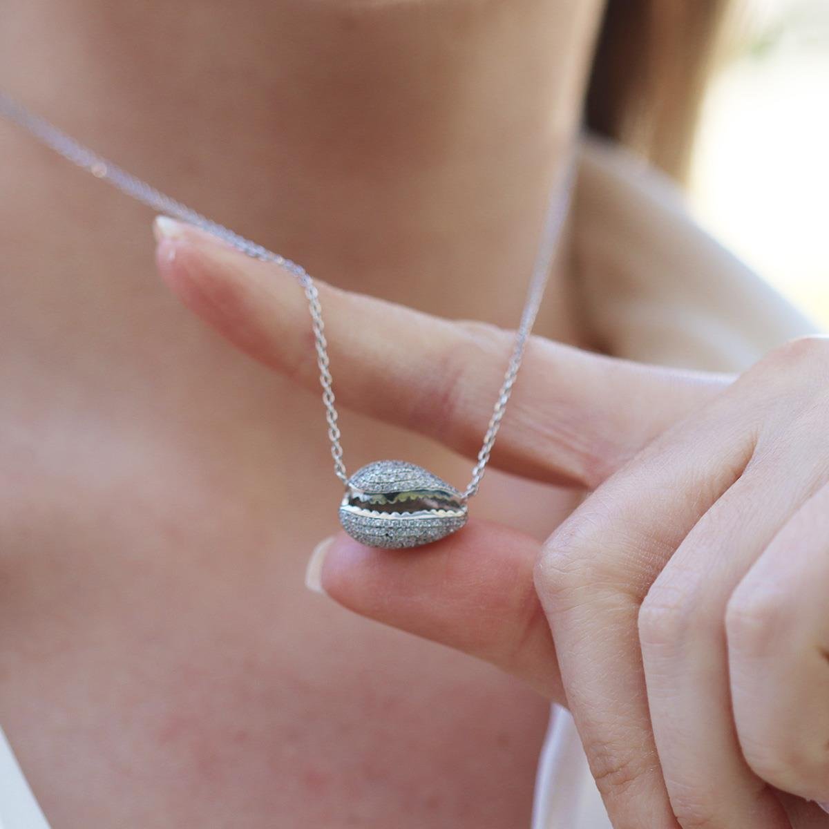 Gümüş Deniz Kabuğu Figürlü Zirkon Taşlı Kolye