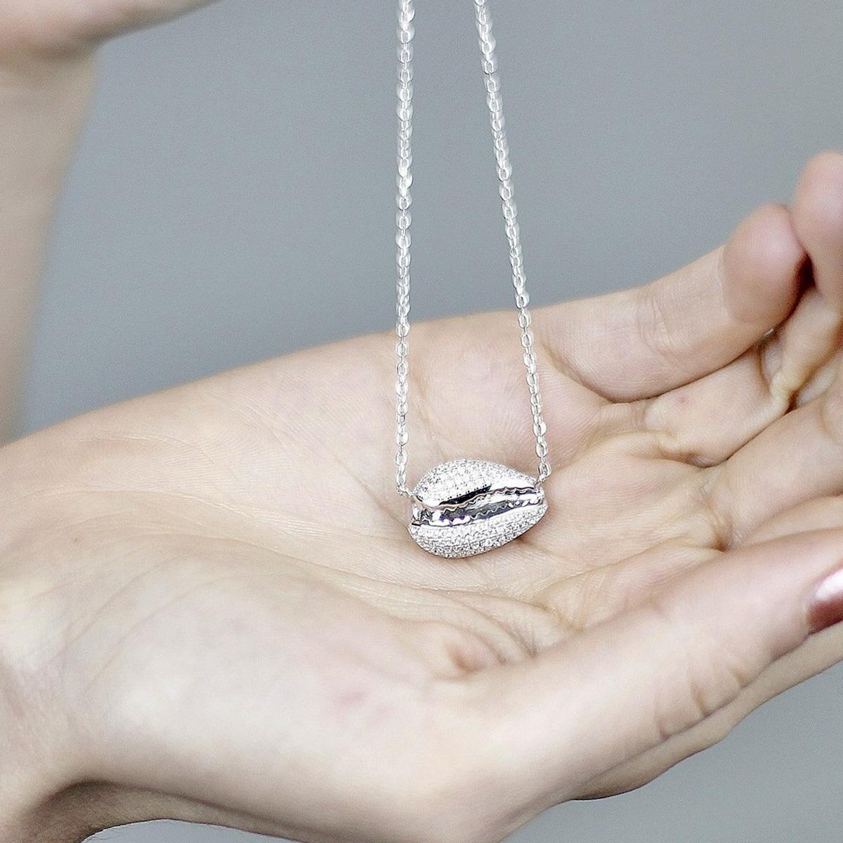 Gümüş Deniz Kabuğu Figürlü Zirkon Taşlı Kolye