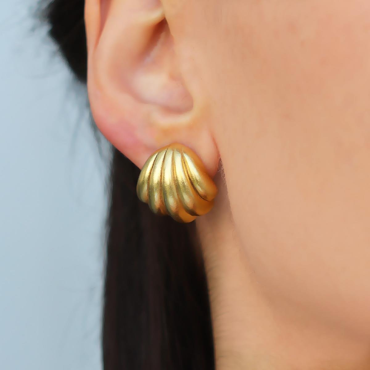 İstiridye Bombeli Gold Gümüş Küpe