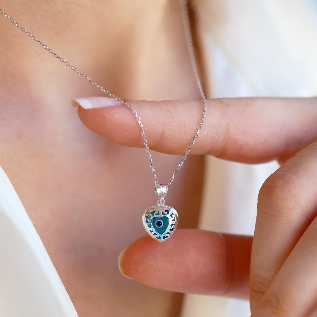 Kalp Desenli Camgöz Gümüş Kolye