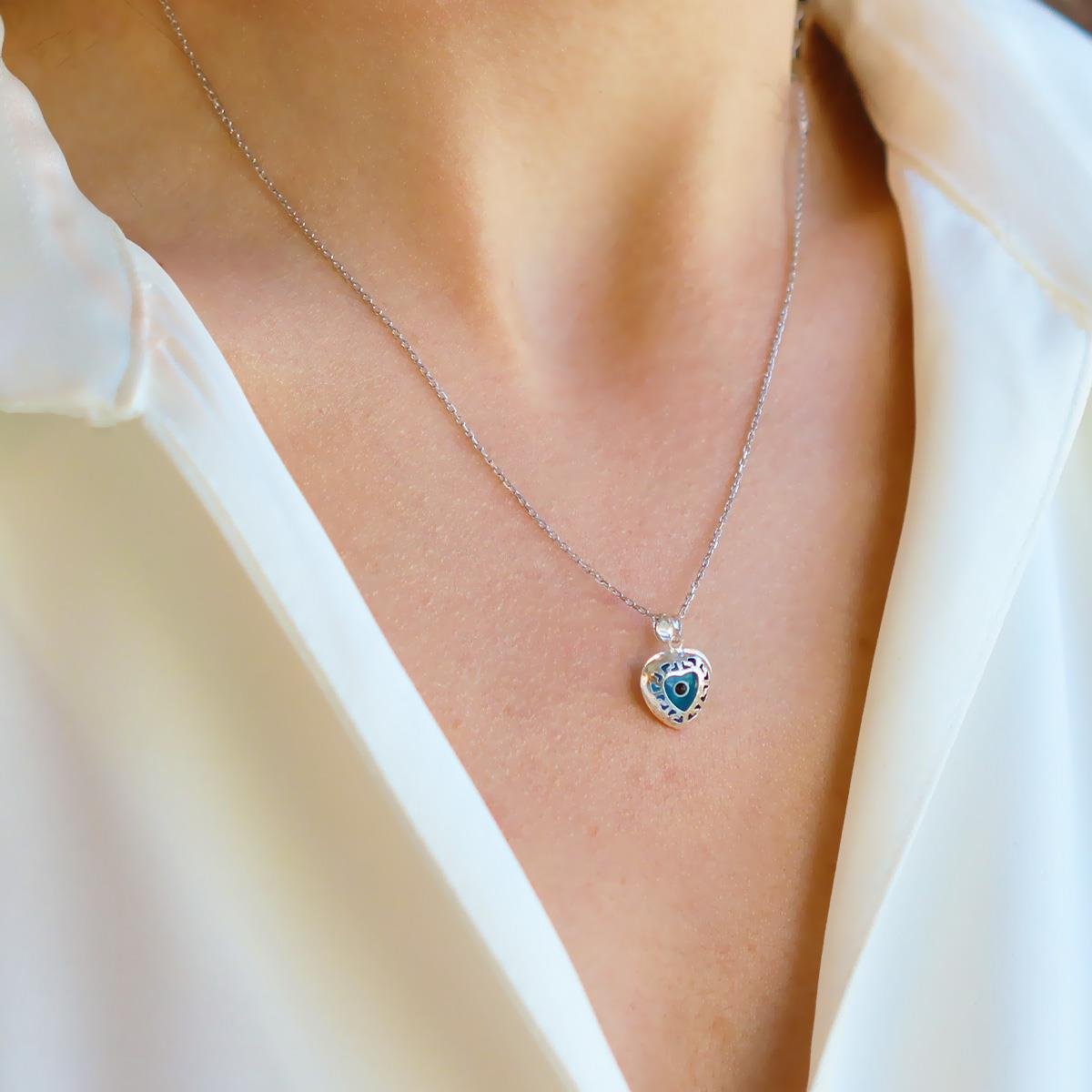 Kalp Desenli Camgöz Gümüş Kolye