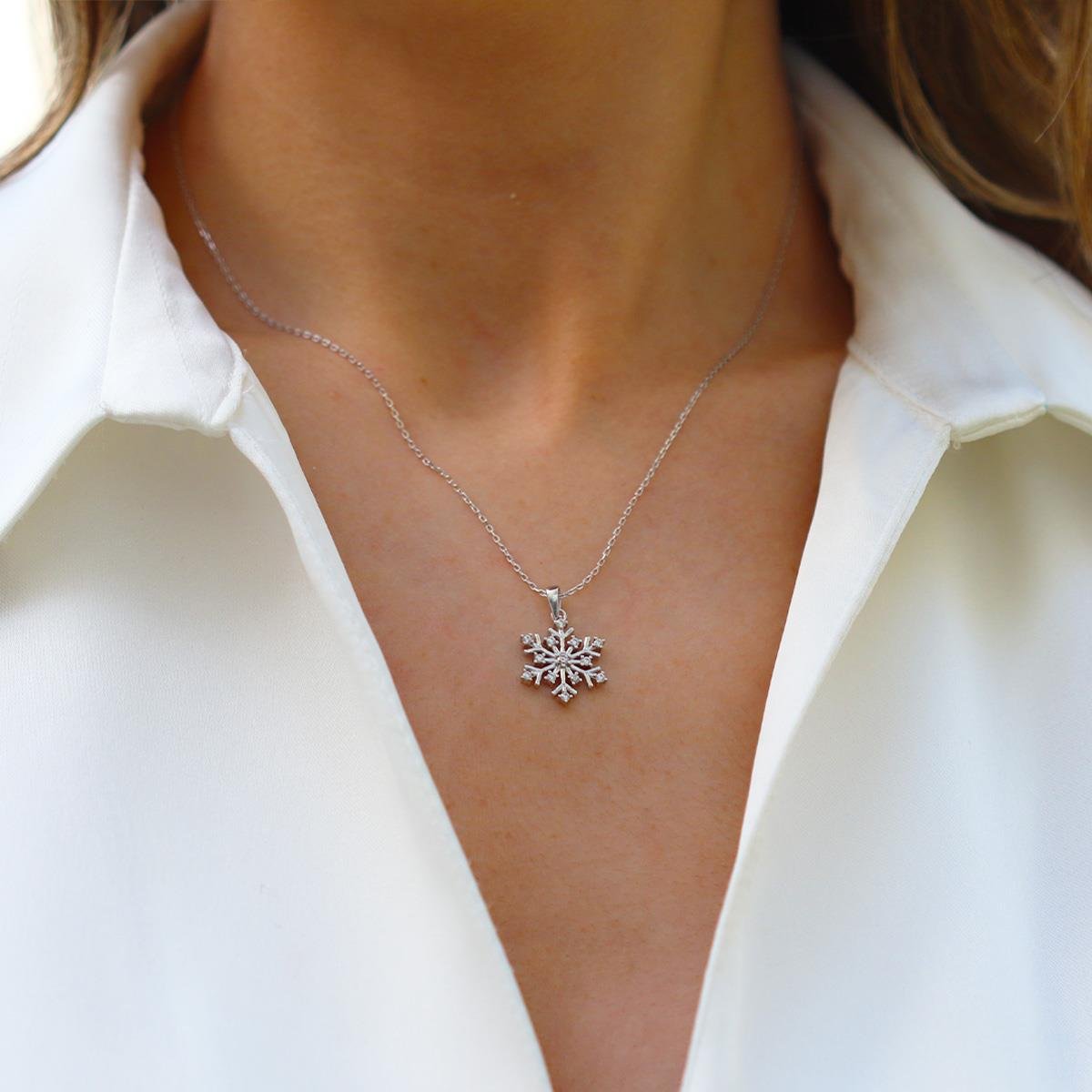 Kar Tanesi Taşlı Gümüş Kolye