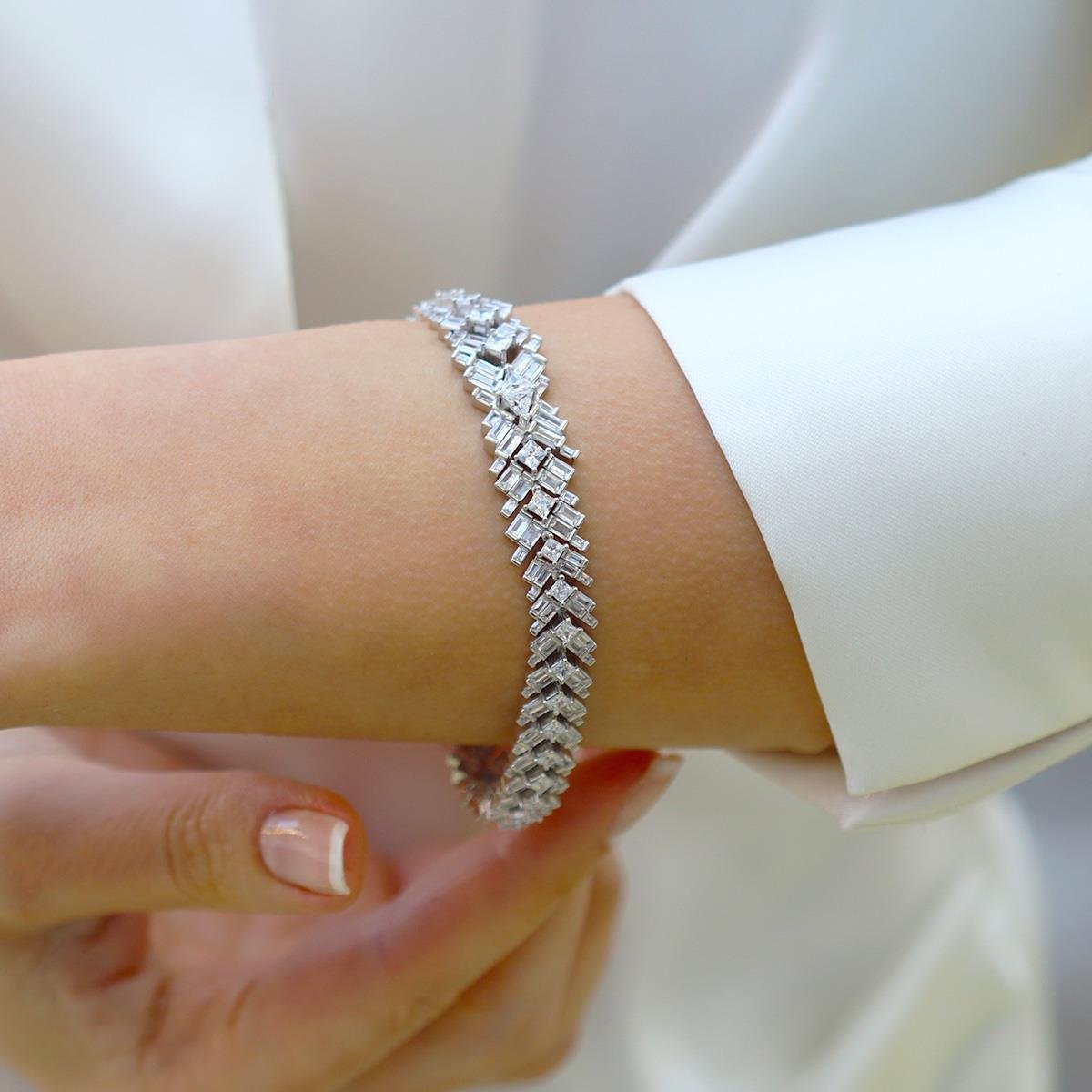 Mekik Işıltı Taşlı Gümüş Bileklik