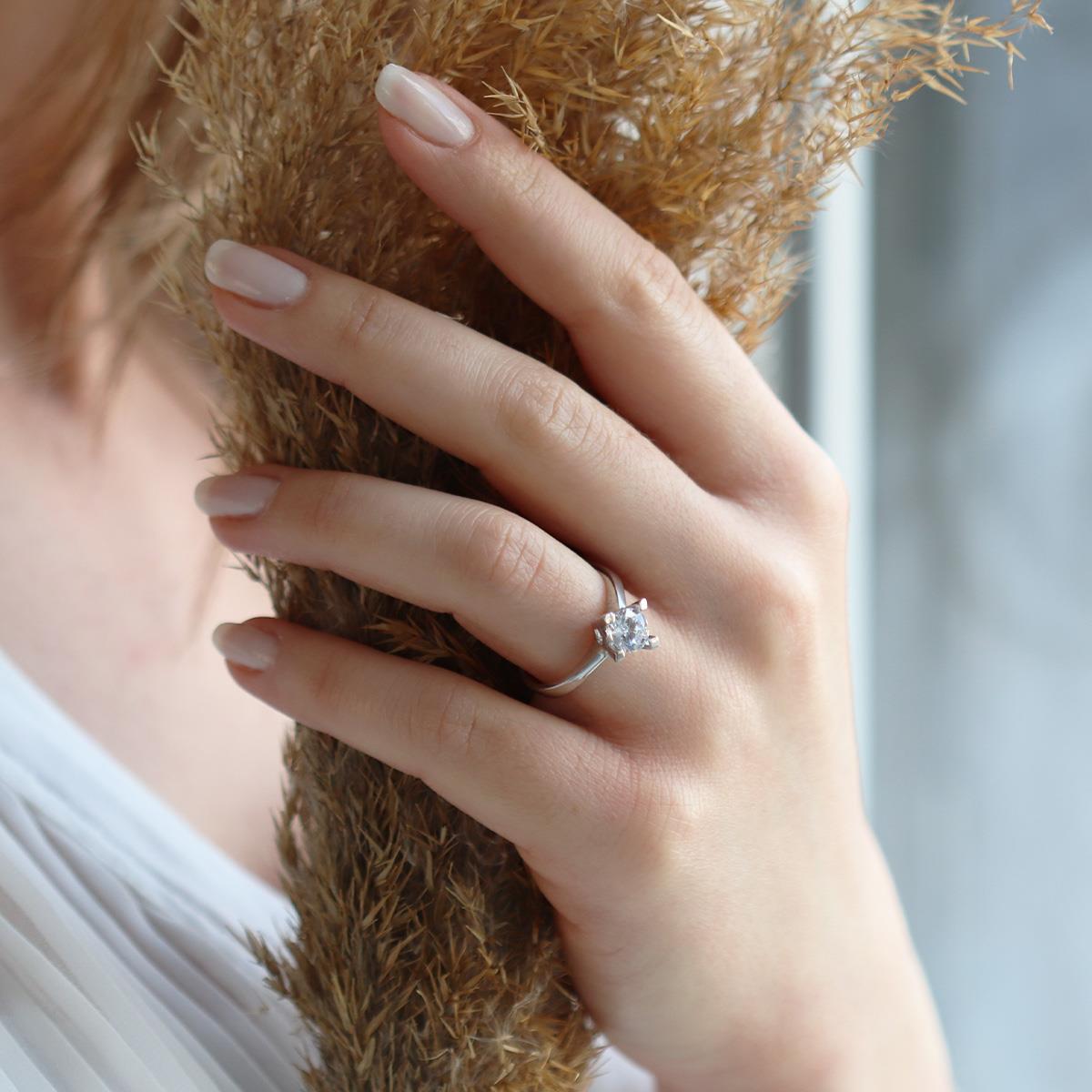 Round Kesim Çapraz Montür Starlight Diamond Tek Taş Gümüş Yüzük