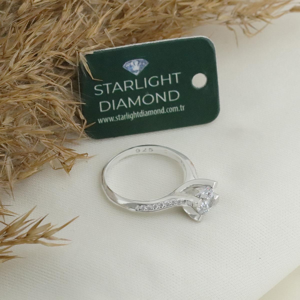 Round Kesim Starlight Diamond Tek Taş Gümüş Yüzük