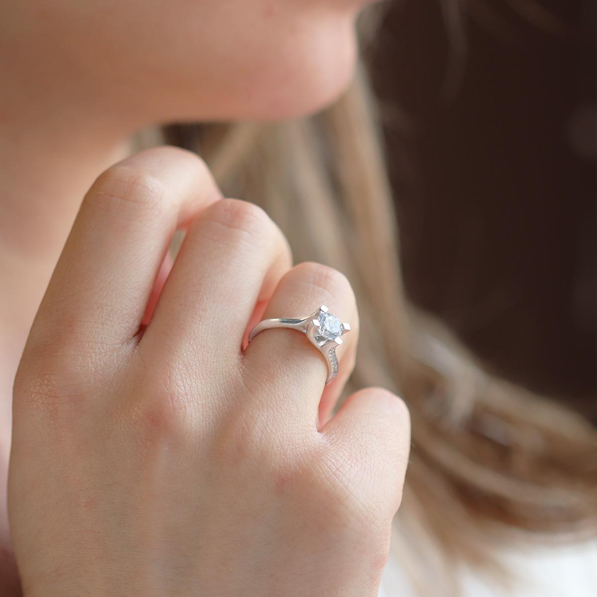 Round Kesim Starlight Diamond Tek Taş Gümüş Yüzük