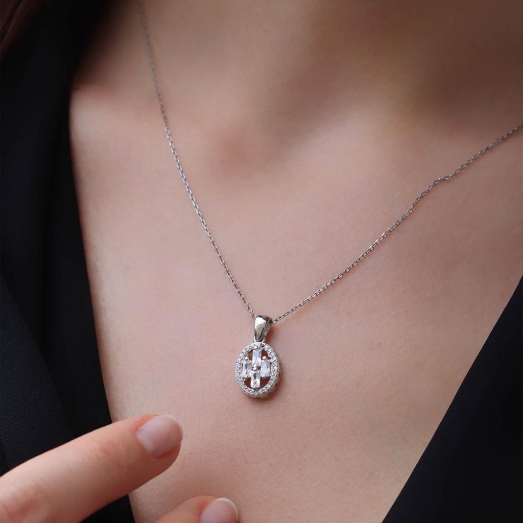 Starlıght Dıamond Elips Zirkon Taş Ortası 4 Baget Pırlanta Montür Gümüş Kolye