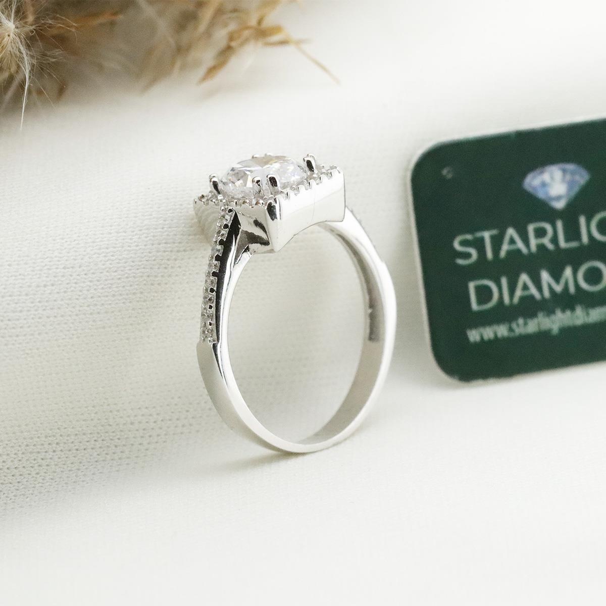 Yanları Pırıltılı Taşlarla Süslenmiş Kare 3.00 ct Starlıght Dıamond Tektaş