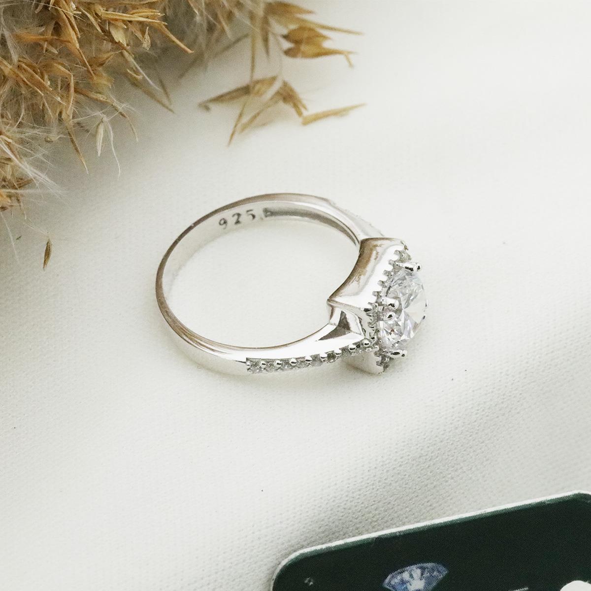 Yanları Pırıltılı Taşlarla Süslenmiş Kare 3.00 ct Starlıght Dıamond Tektaş