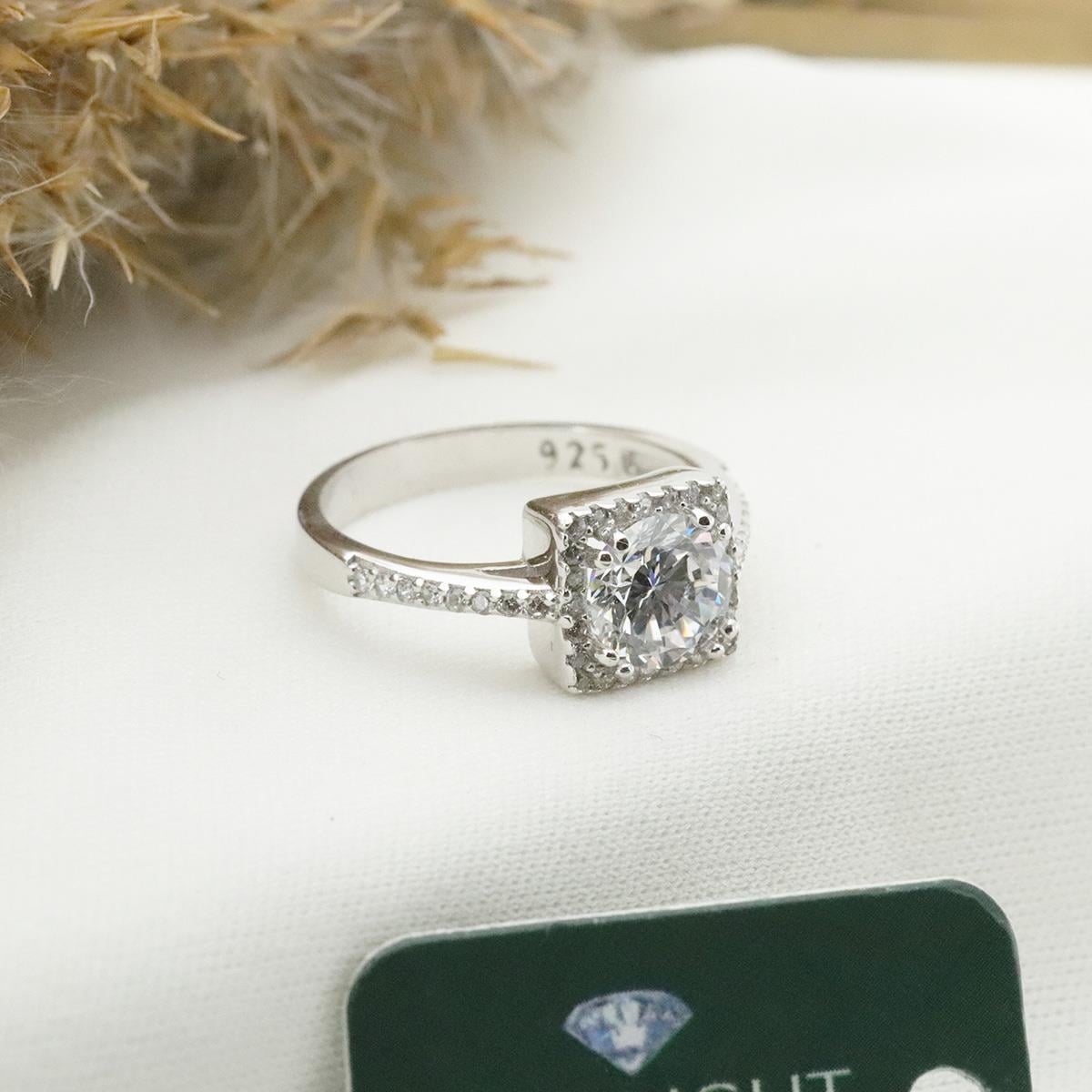 Yanları Pırıltılı Taşlarla Süslenmiş Kare 3.00 ct Starlıght Dıamond Tektaş