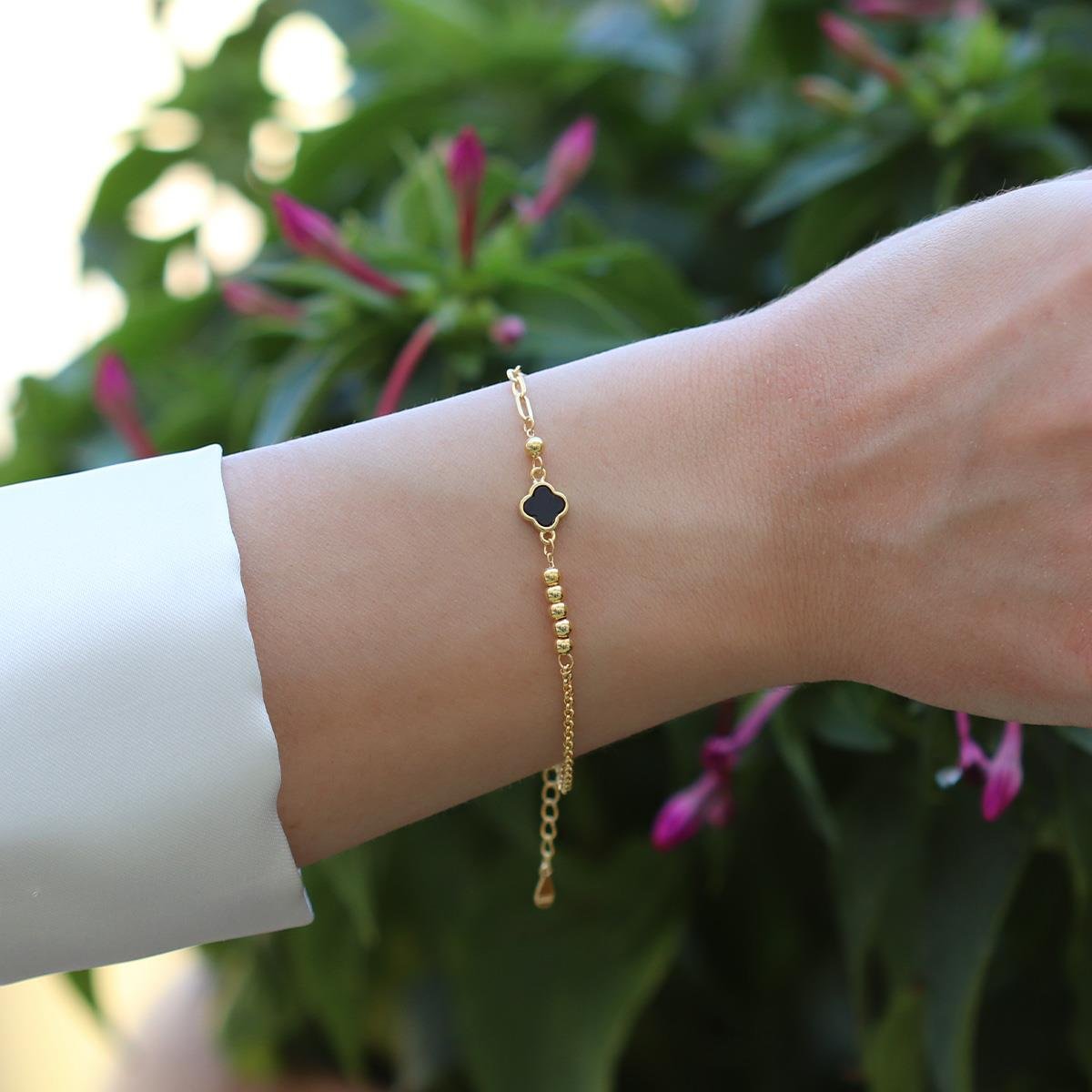 Yonca Siyah Mineli Trend Gold Gümüş Bileklik