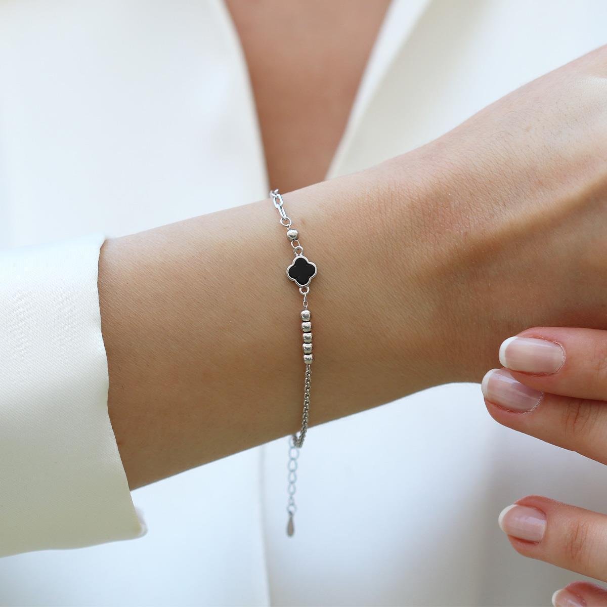 Yonca Siyah Mineli Trend Gümüş Bileklik