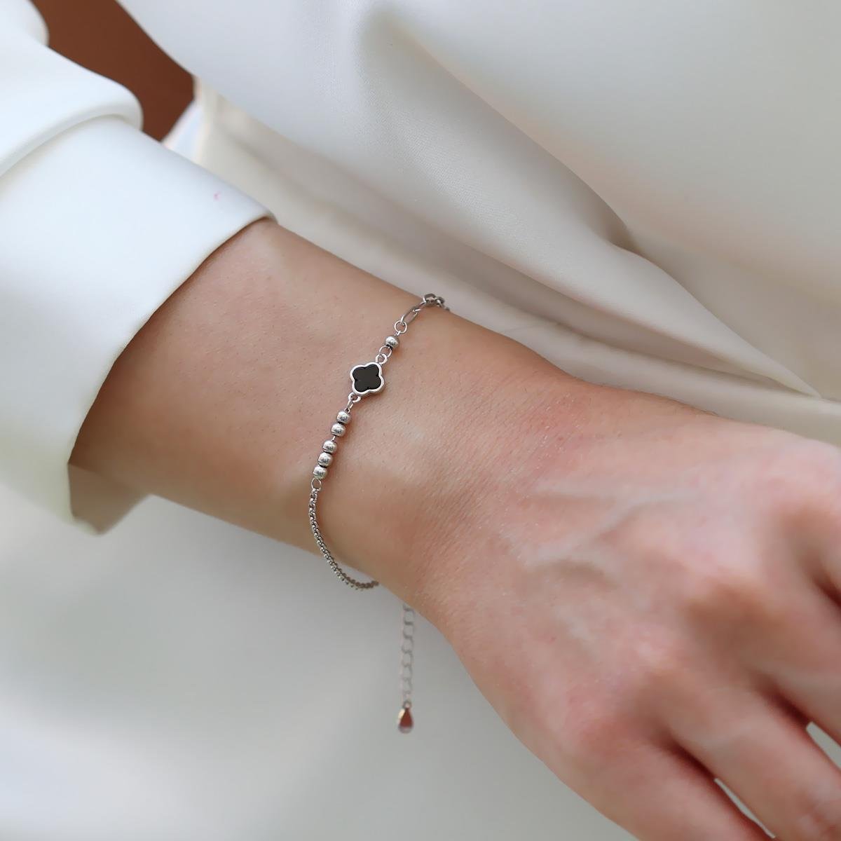 Yonca Siyah Mineli Trend Gümüş Bileklik