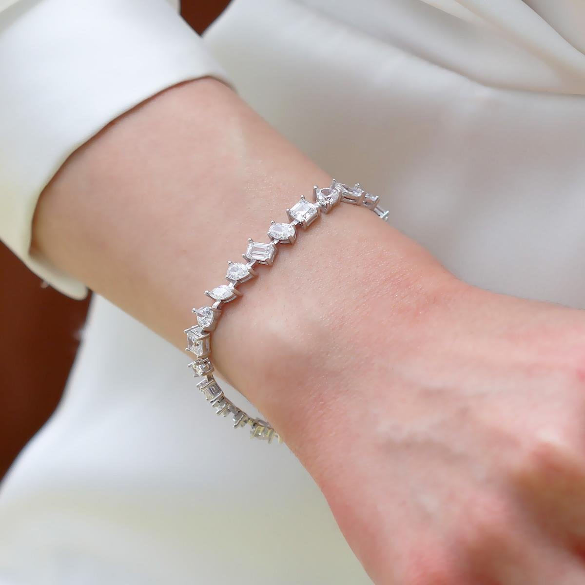 Zirkon Taşlı Kalpli Figürlü Gümüş Bileklik