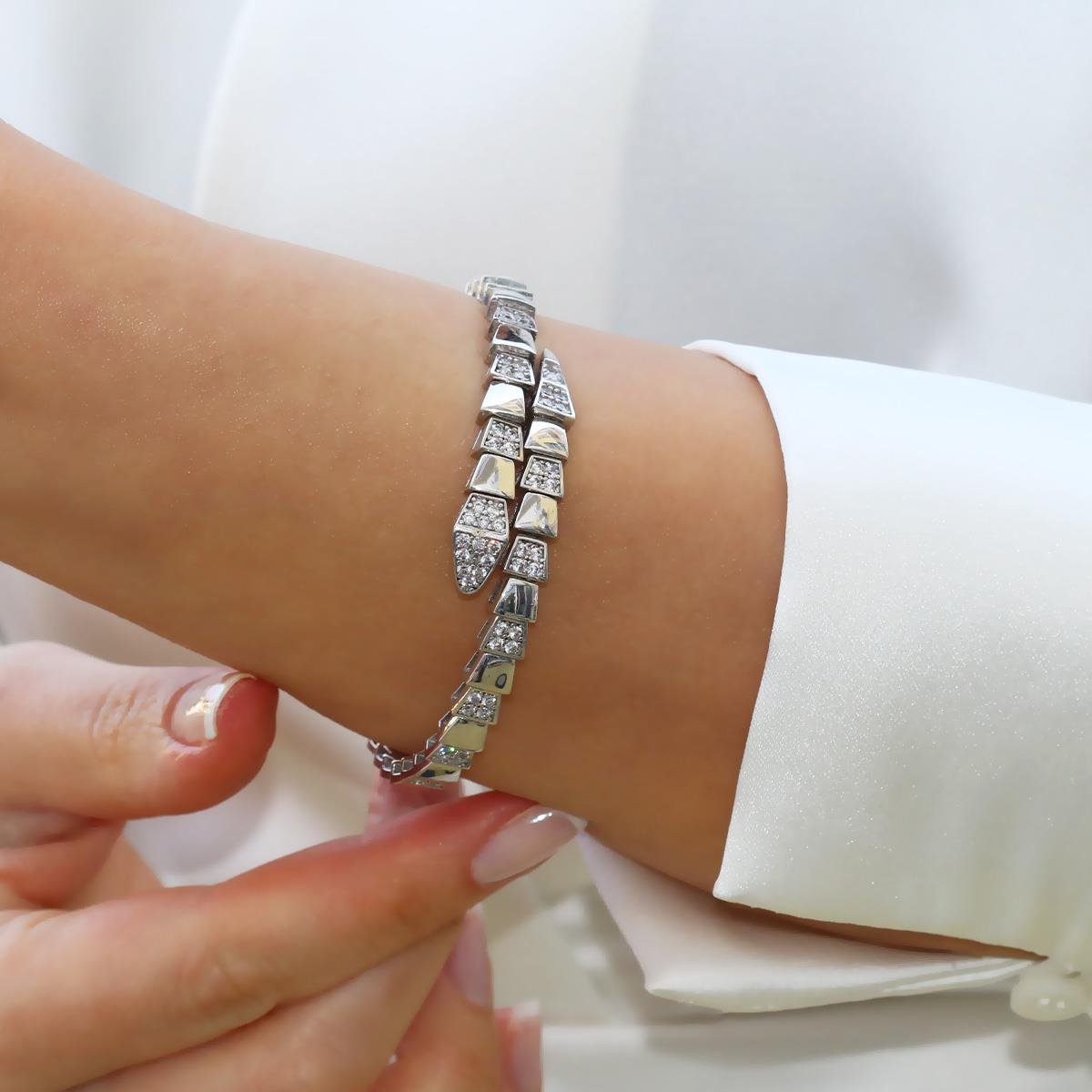 Zirkon Taşlı Serpent Modeli Gümüş Kelepçe