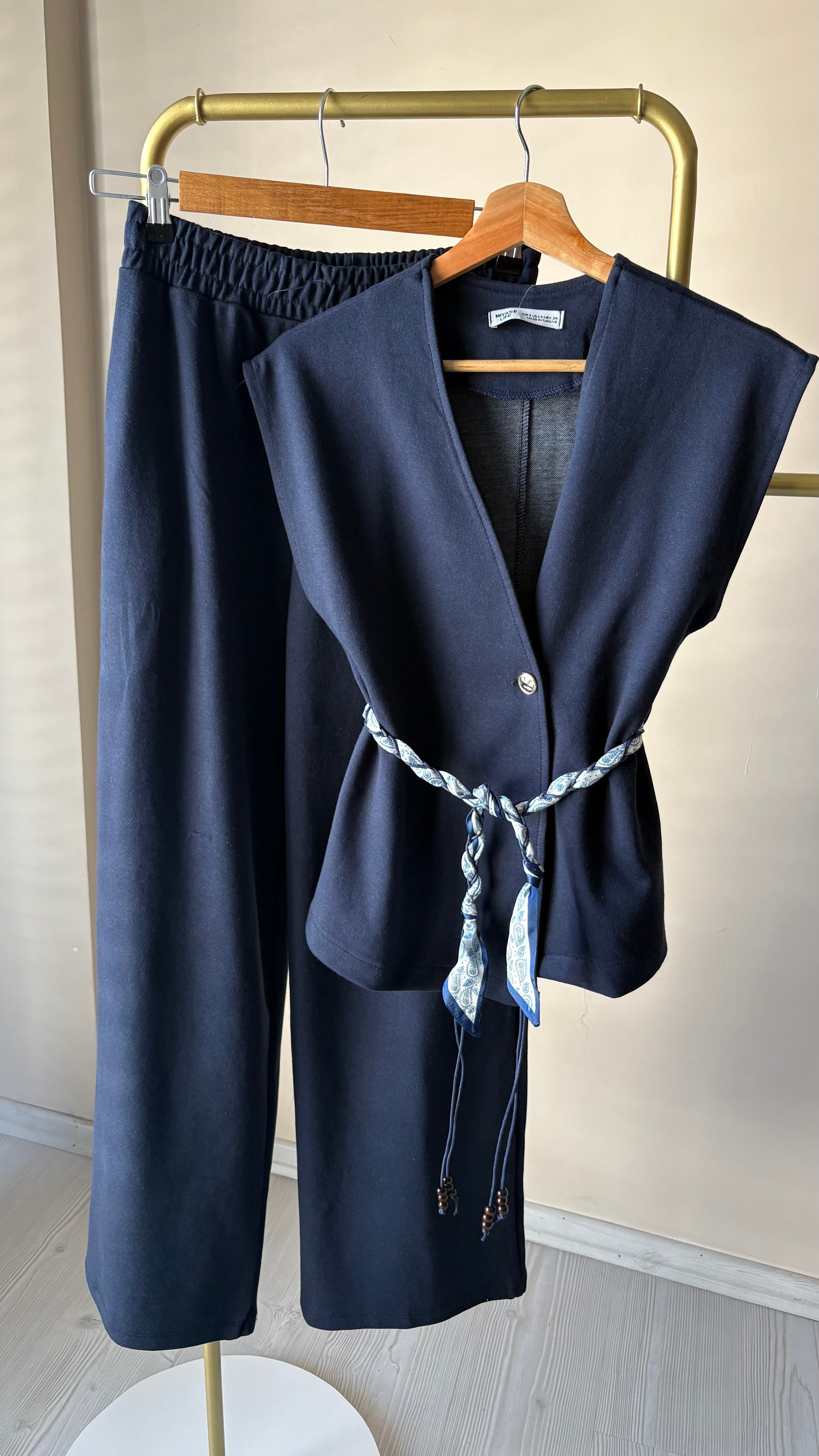 Denim Efekt Aksesuarlı Yelek Pantolon Takım