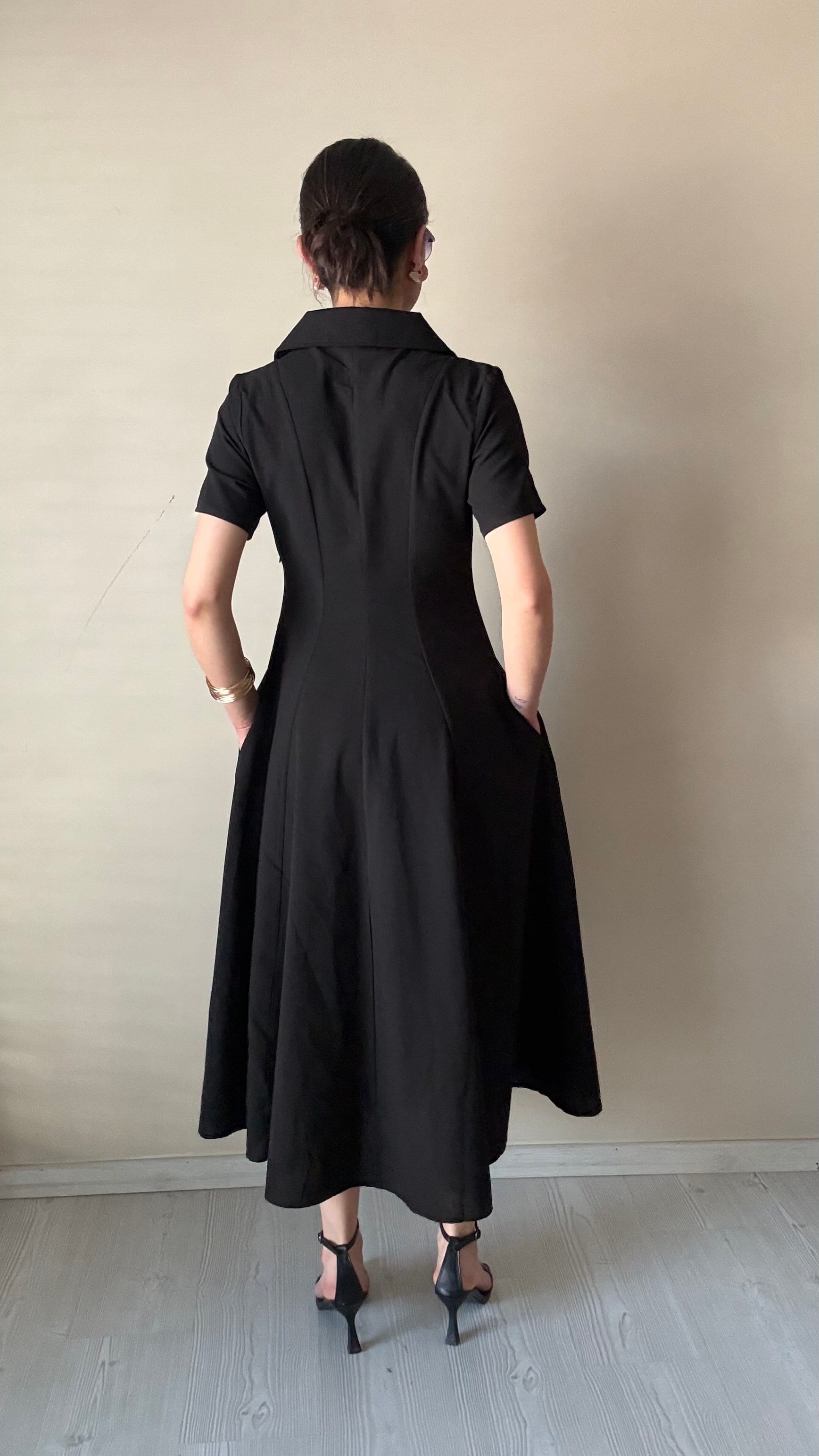 Siyah Fermuarlı Polo Yaka Keten Elbise 
