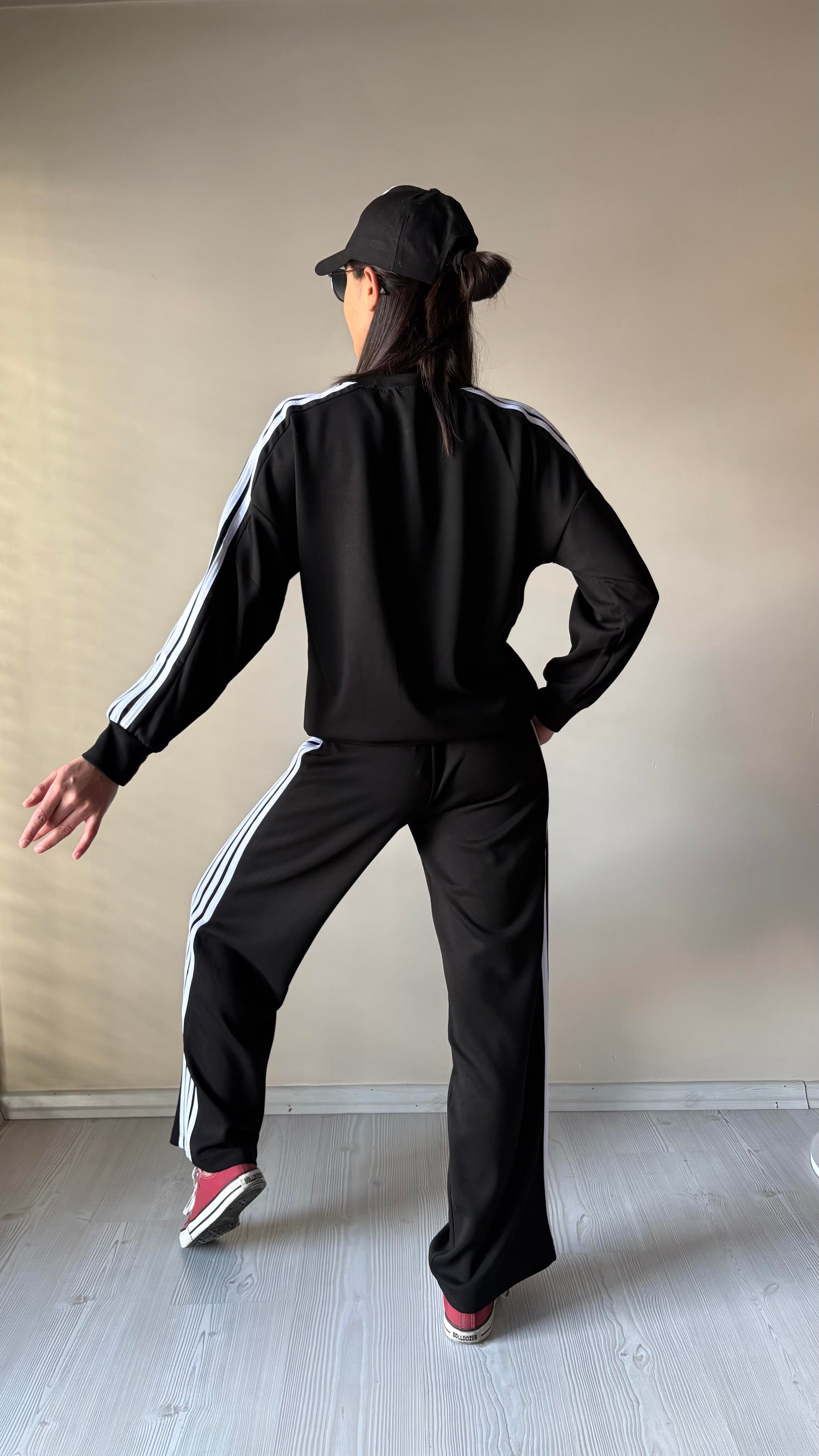 Yan şeritli siyah Takım