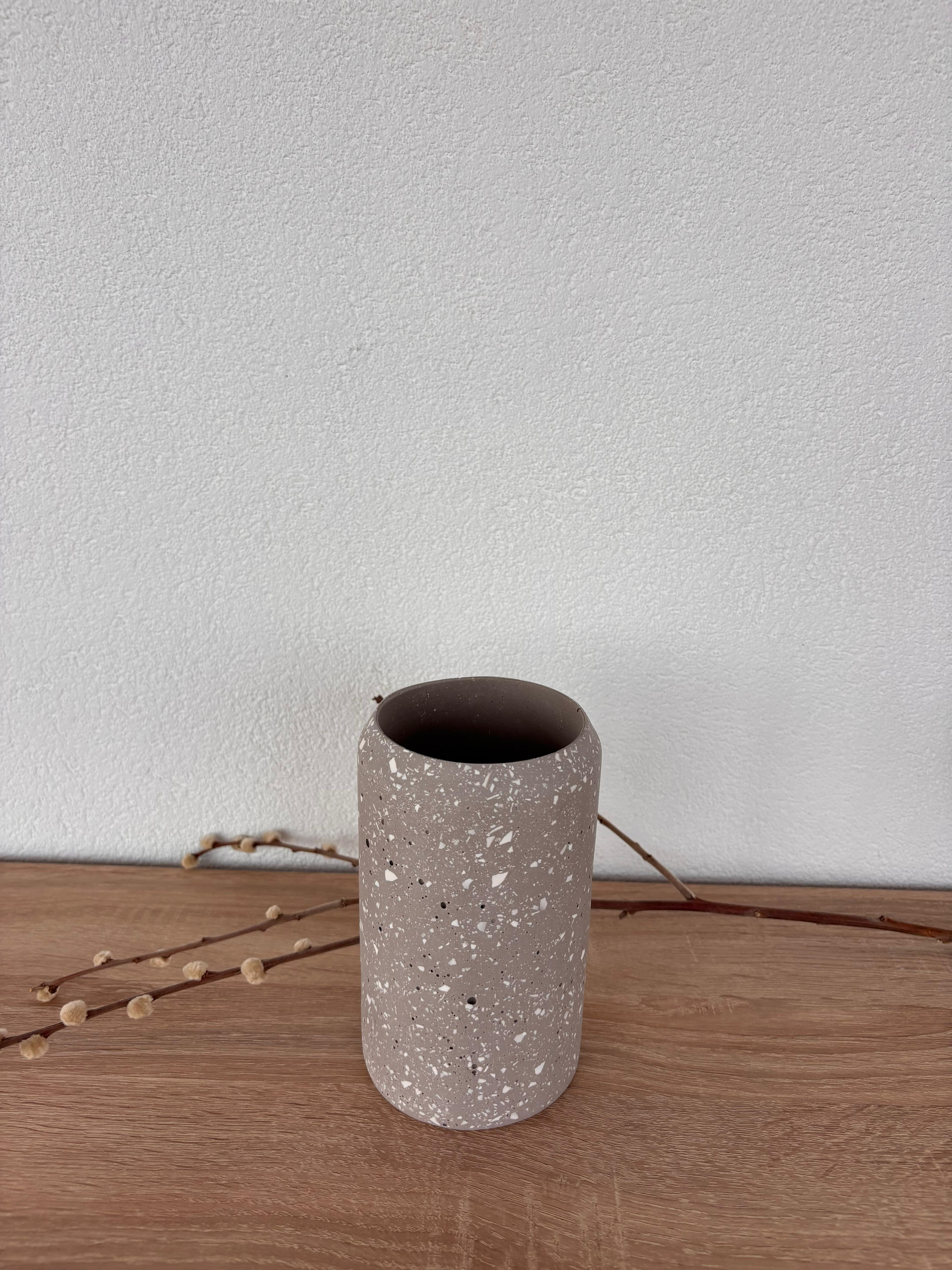 Atölye Mona Jesmonite Terrazzo Orta Boy Vazo Gri