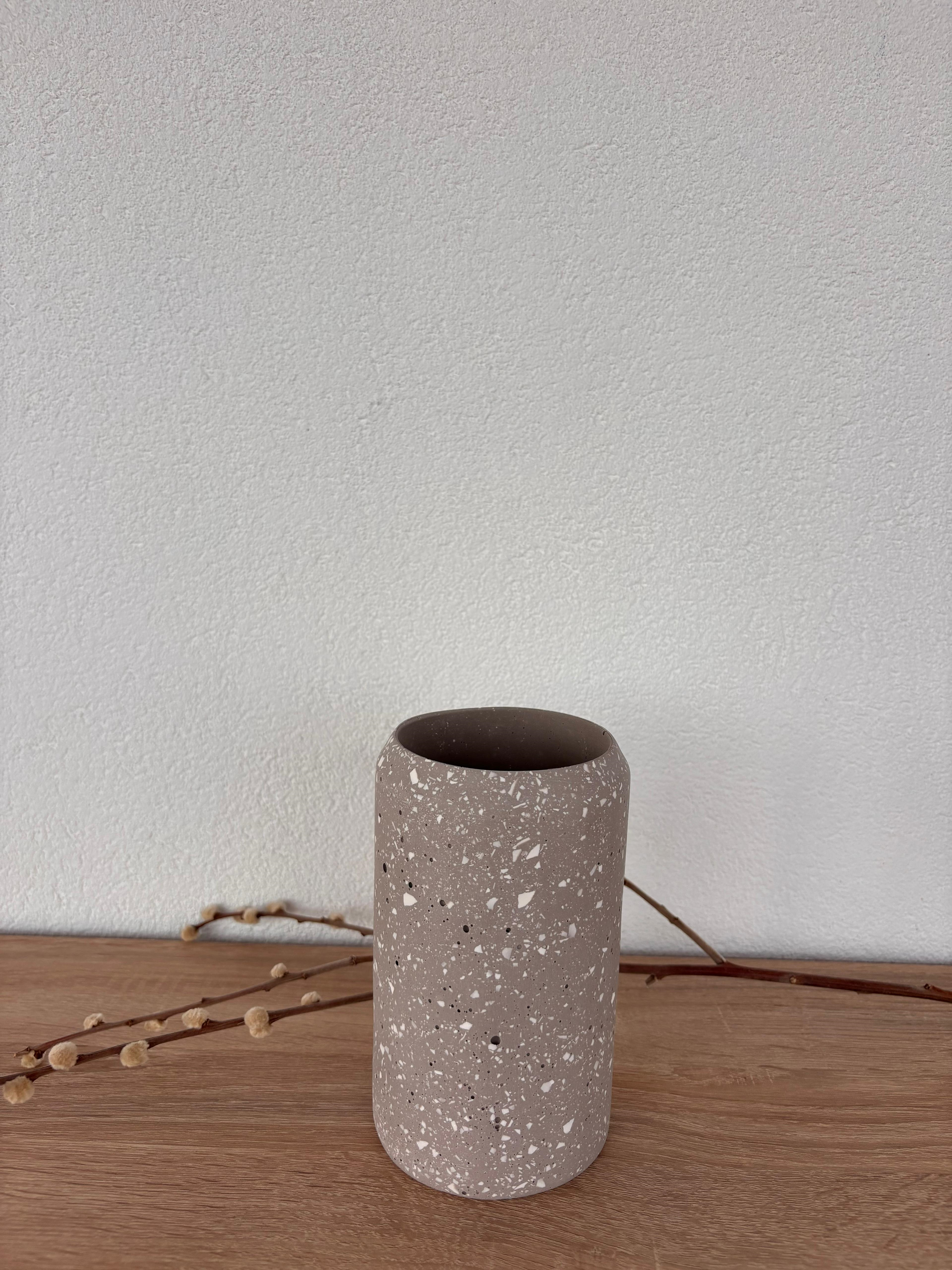 Atölye Mona Jesmonite Terrazzo Orta Boy Vazo Gri