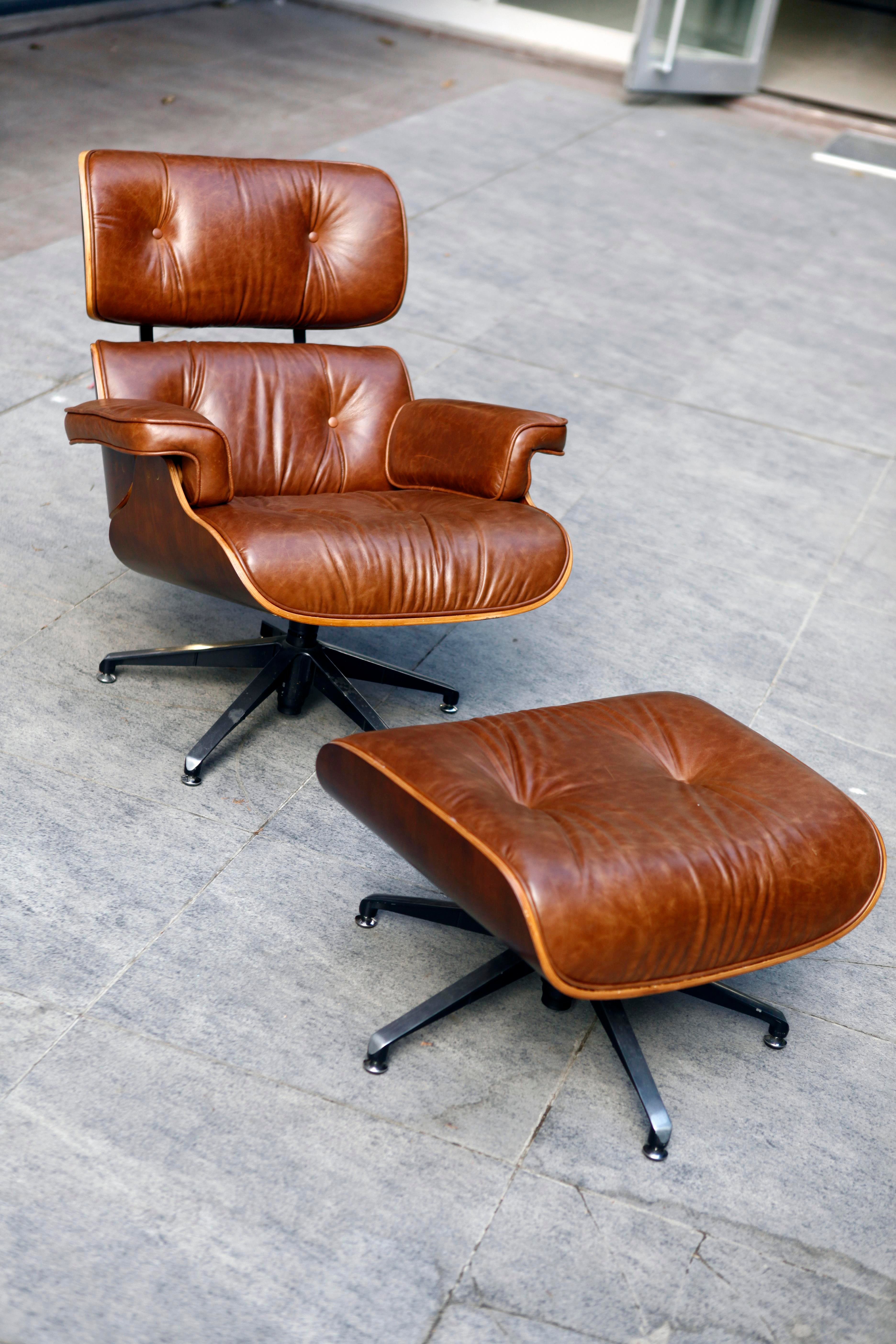 EAMES PUFLU DERİ KOLTUK