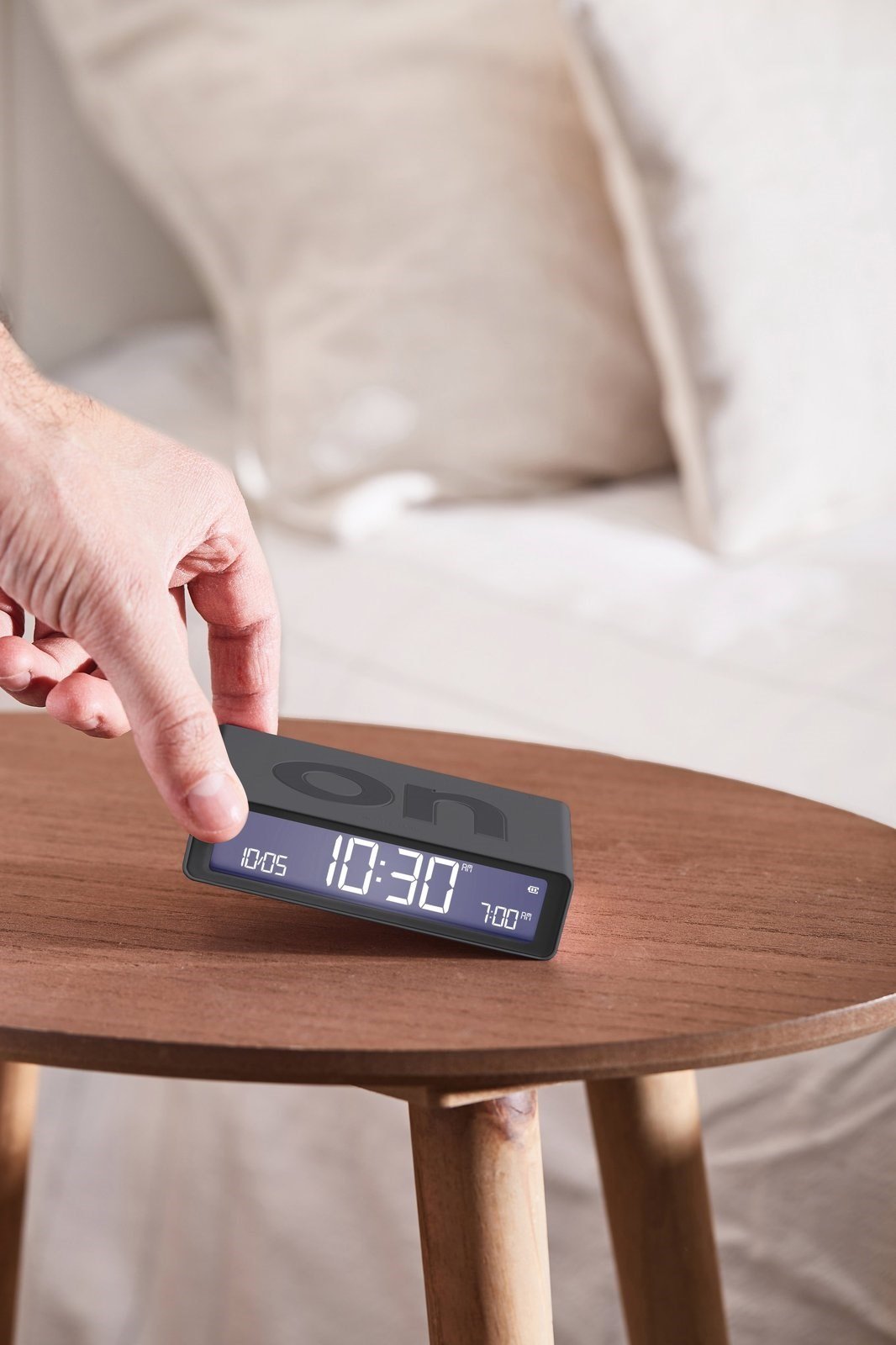 Lexon Flip Klasik Şarj Edilebilir Alarm Saat Koyu Gri