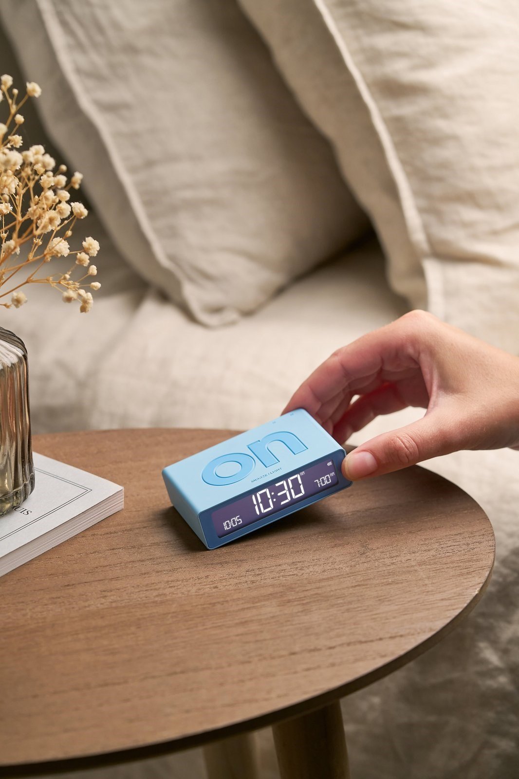 Lexon Flip Mini Şarj Edilebilir Alarm Saat Açık Mavi