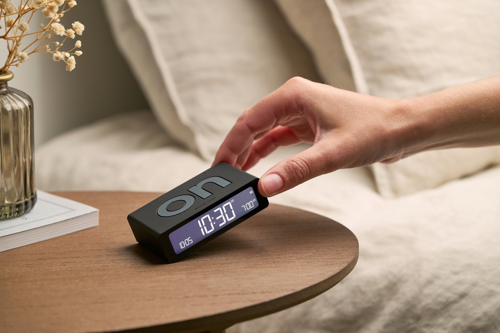 Lexon Flip Mini Şarj Edilebilir Alarm Saat Siyah