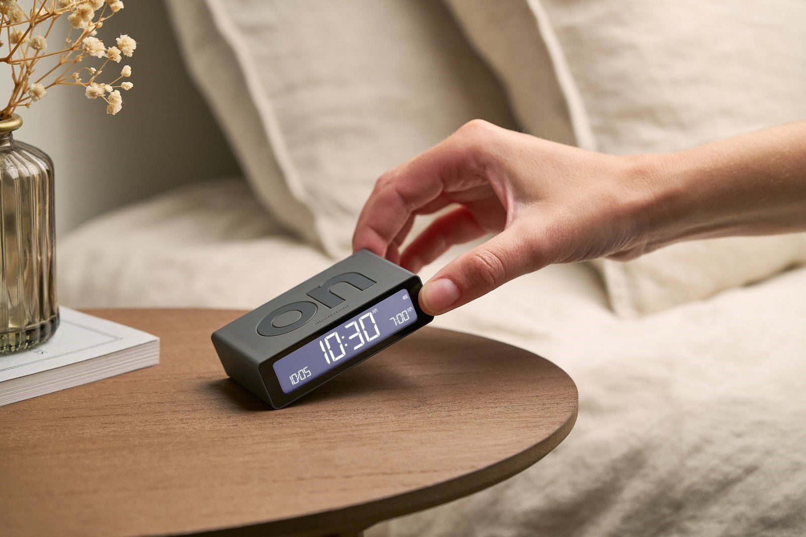 Lexon Flip Mini Şarj Edilebilir Alarm Saat Koyu Gri