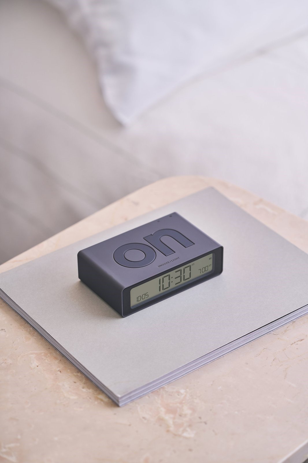 Lexon Flip Mini Şarj Edilebilir Alarm Saat Koyu Gri