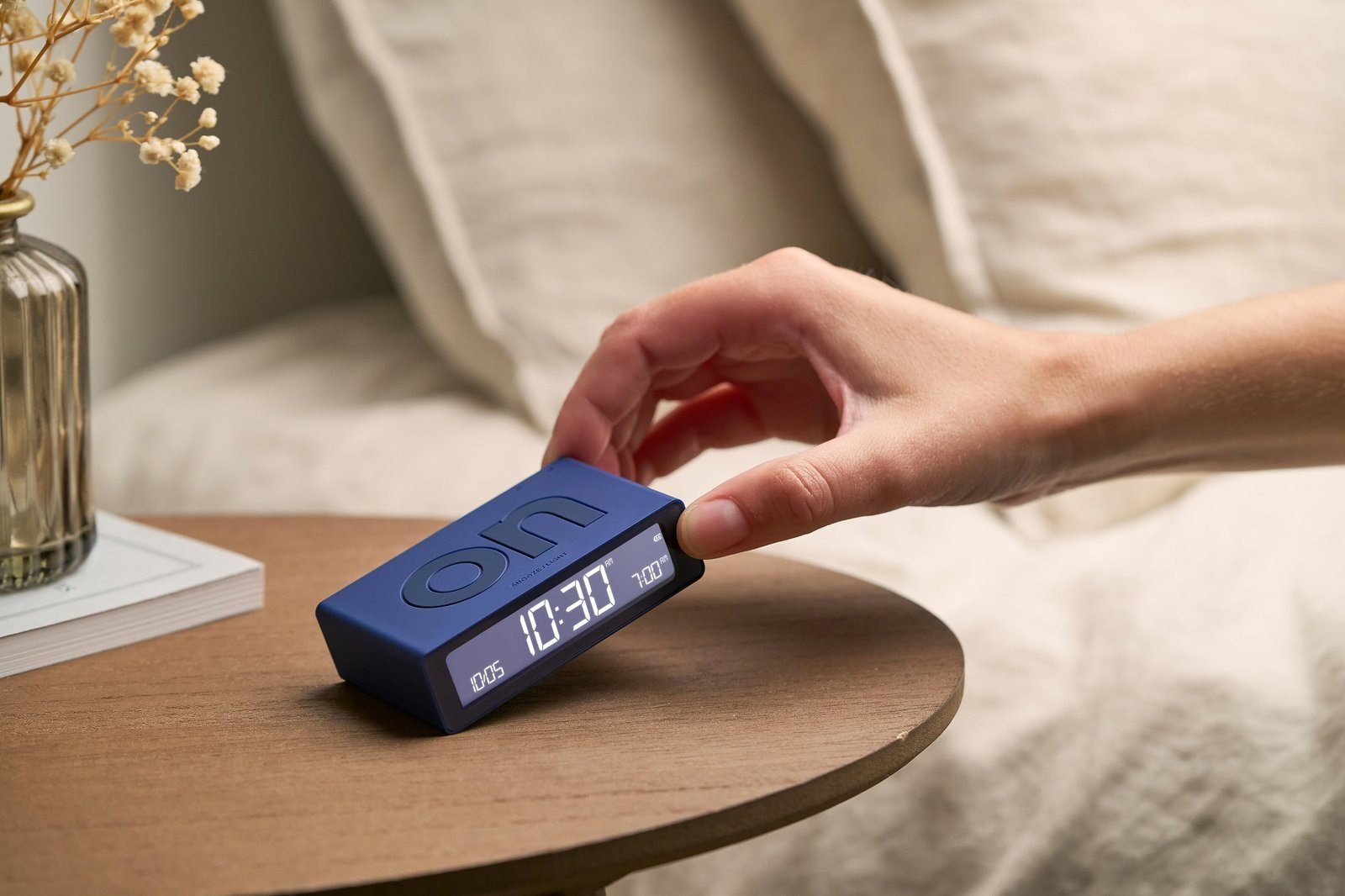 Lexon Flip Mini Şarj Edilebilir Alarm Saat Lacivert