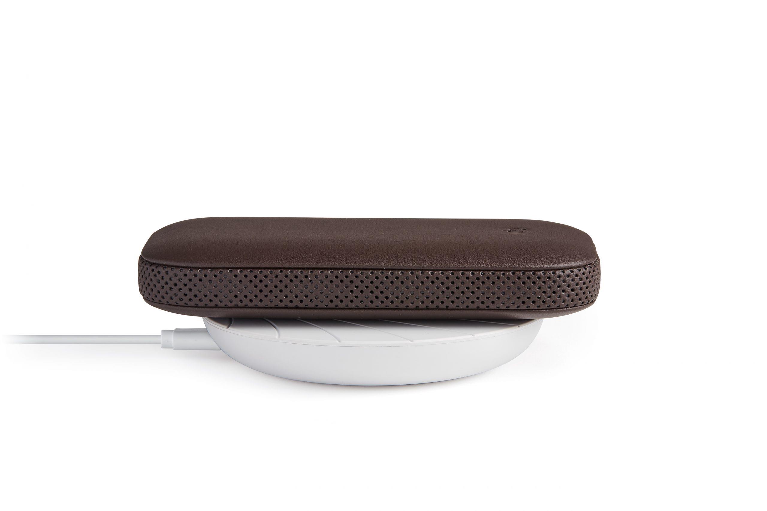 Lexon Powersound Deri Kablosuz Şarj Cihazı ve Bluetooth Hoparlör Kahverengi