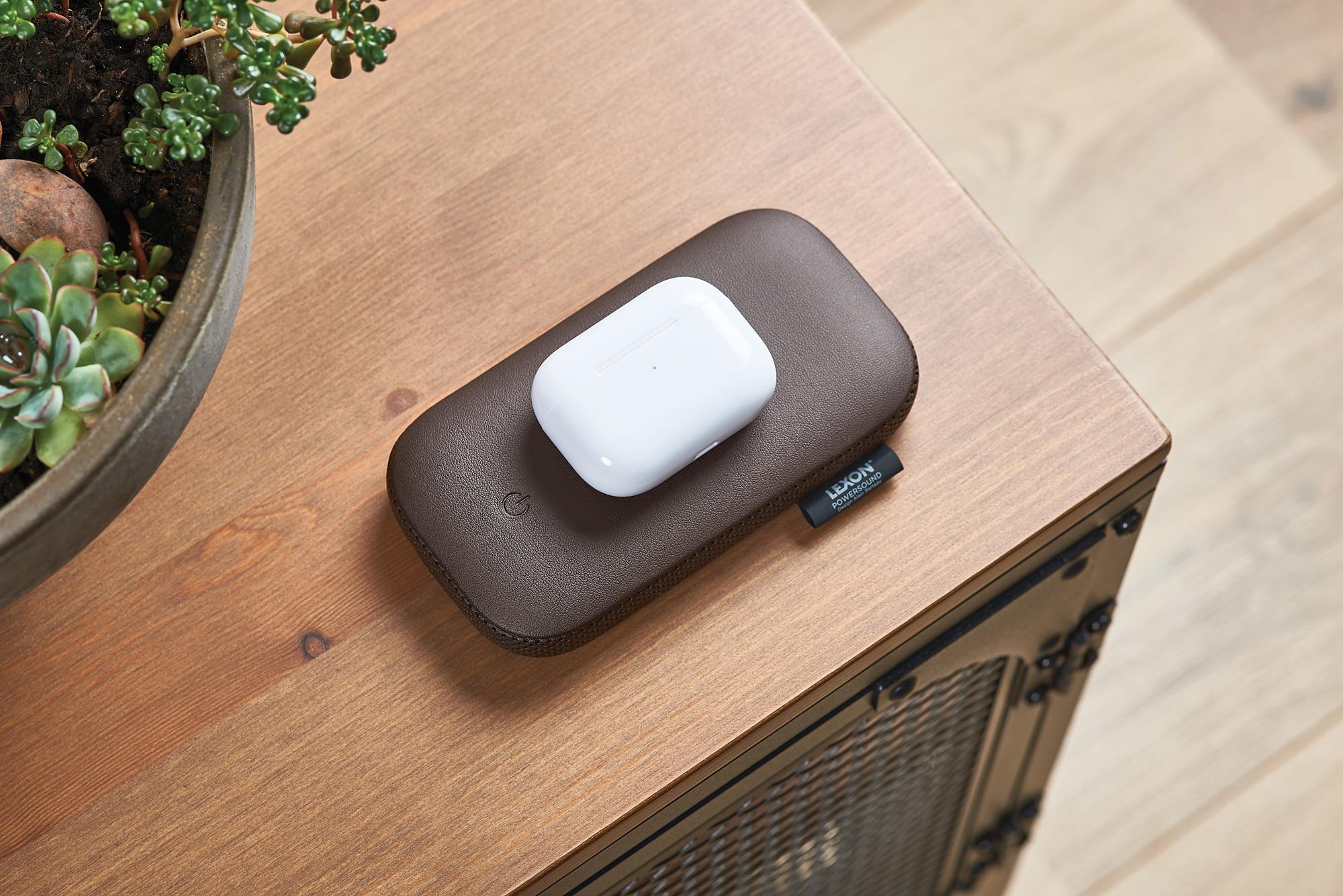 Lexon Powersound Deri Kablosuz Şarj Cihazı ve Bluetooth Hoparlör Kahverengi