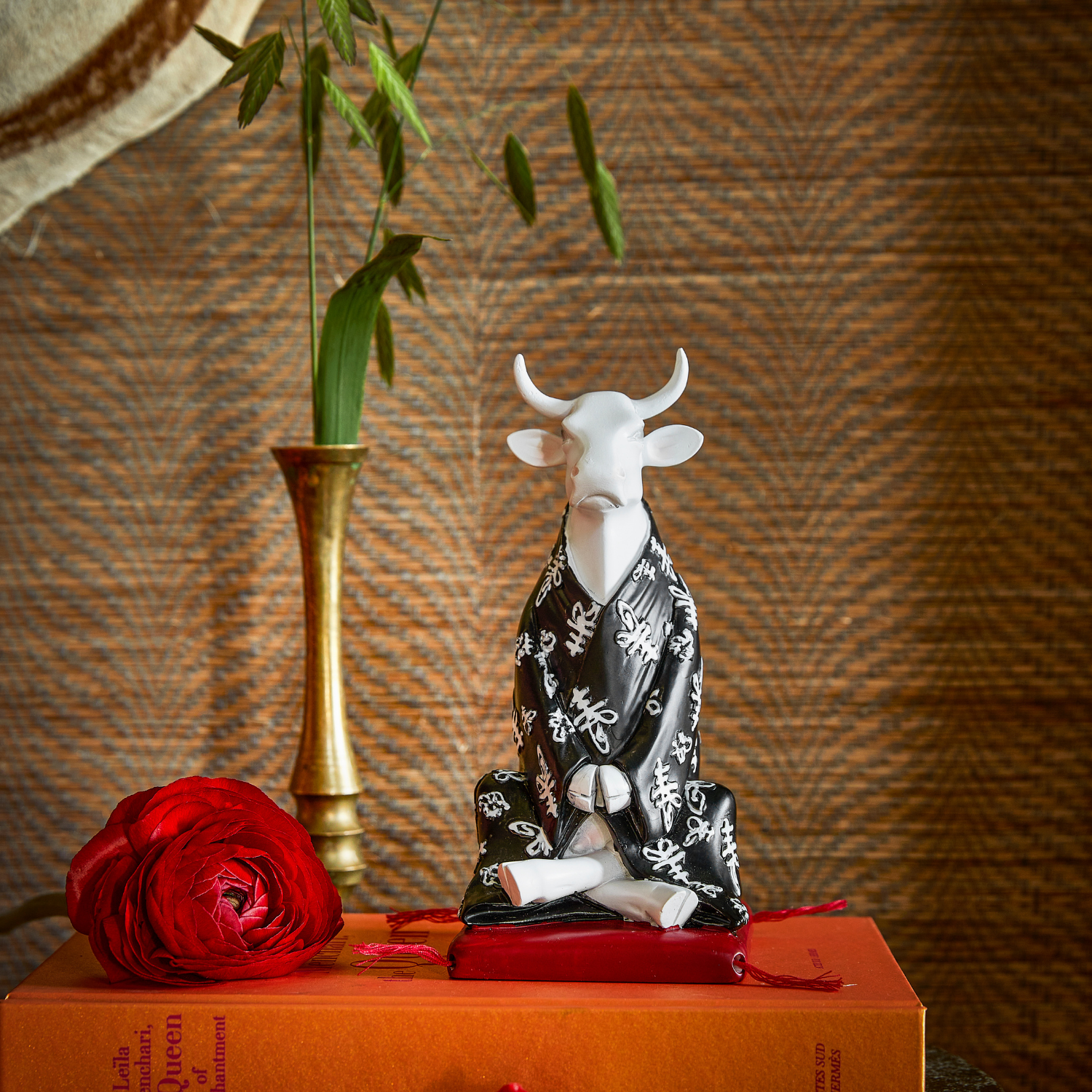 Meditating Cow - El Yapımı Dekoratif İnek Figürü