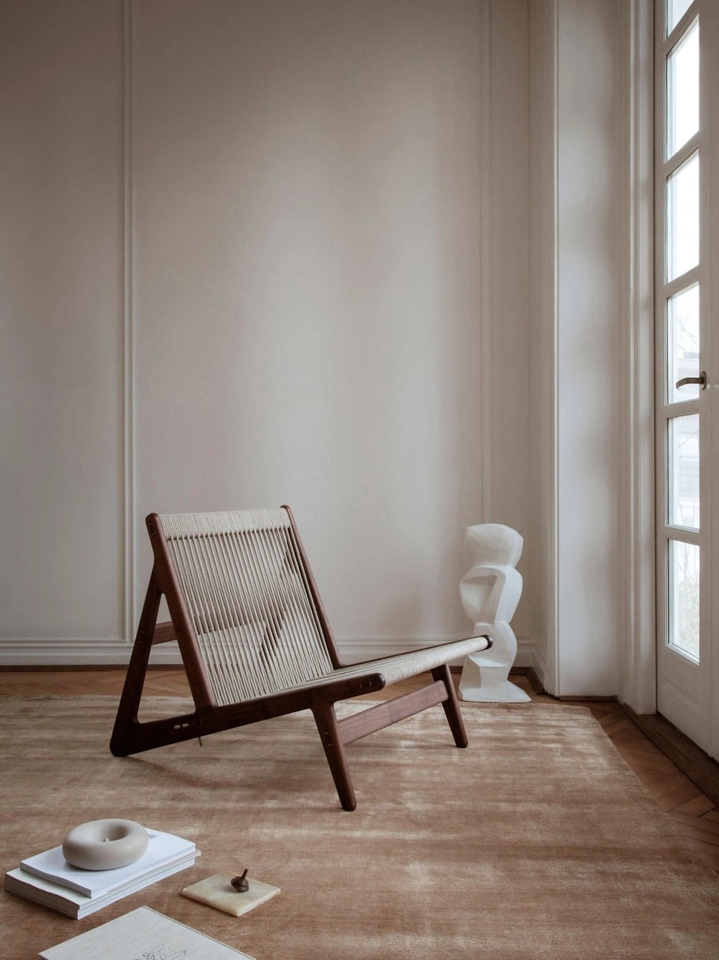 MR01 Initial Lounge Koltuğu, El Yapımı Ceviz Ağacı ve Minderli